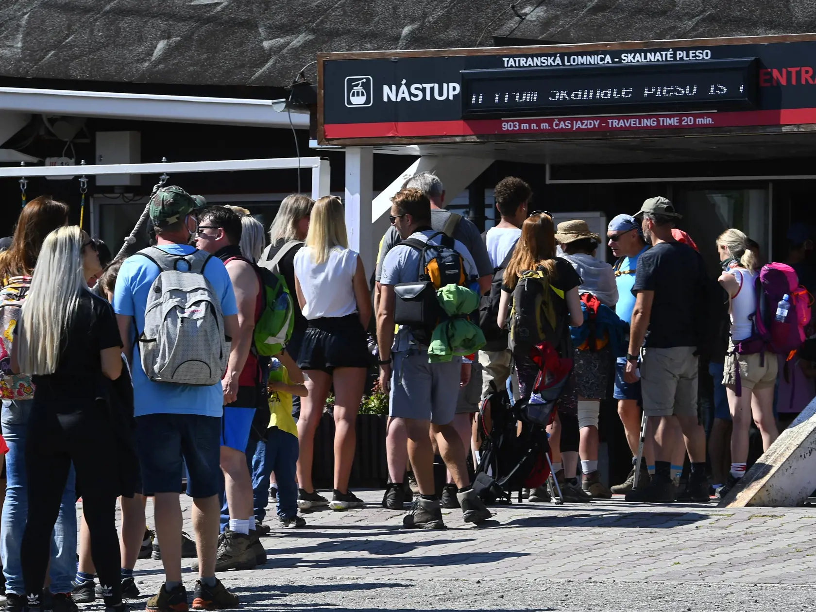 Turisti stoja v rade na kabínkovú lanovku z Tatranskej Lomnice na Skalnaté pleso vo Vysokých Tatrách. Tatranská Lomnica, 30. júla 2020. FOTO TASR – Milan Kapusta