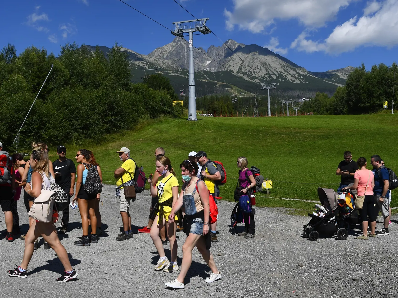Turisti v rade na kabínkovú lanovku z Tatranskej Lomnice na Skalnaté pleso vo Vysokých Tatrách. Tatranská Lomnica, 30. júla 2020. FOTO TASR – Milan Kapusta