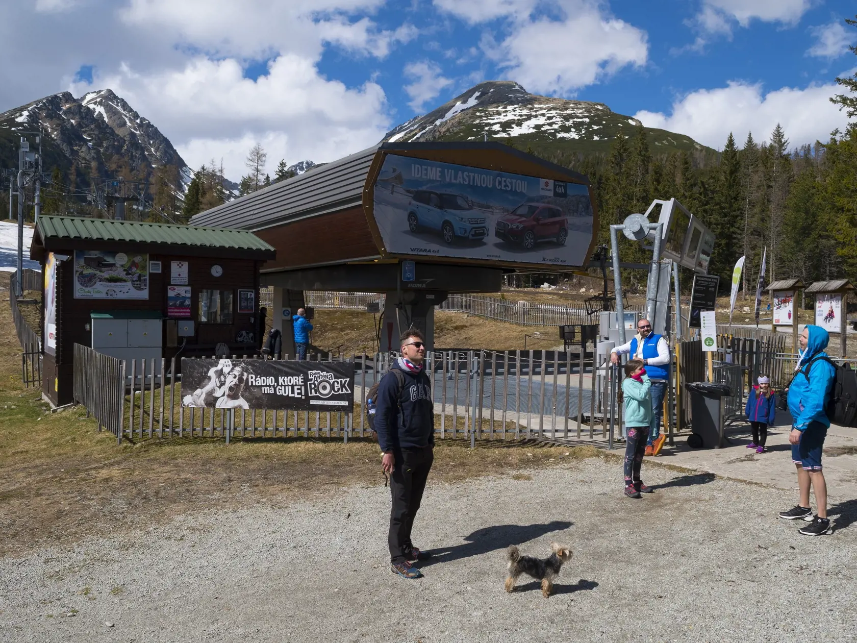 Lanovka zo Štrbského Plesa na Solisko začala letnú prevádzku pre peších turistov v máji. Na snímke údolná stanica lanovky zo Štrbského plesa na Solisko. Štrbské Pleso, 3. mája 2020 FOTO TASR – Milan Kapusta