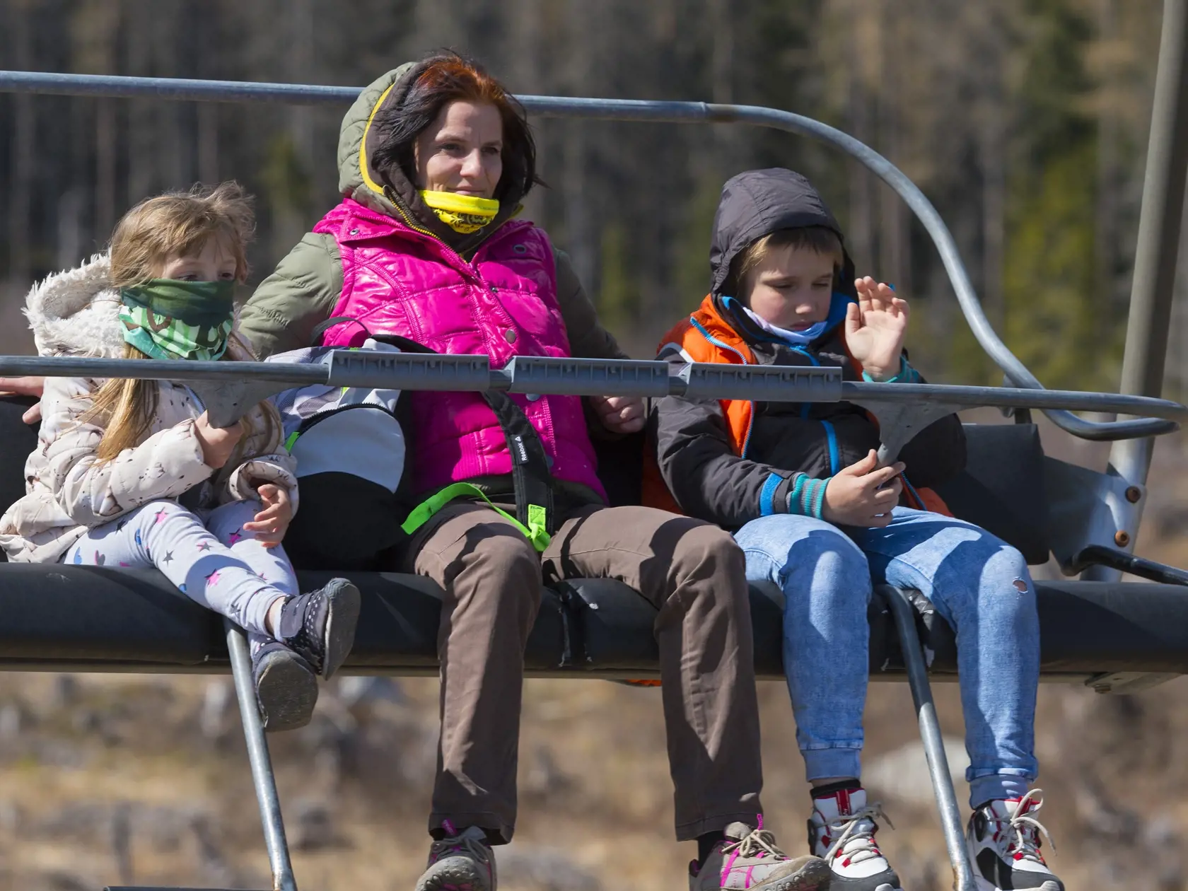 Na snímke turisti na sedačke lanovky zo Štrbského plesa na Solisko. Štrbské Pleso, 3. mája 2020 FOTO TASR – Milan Kapusta