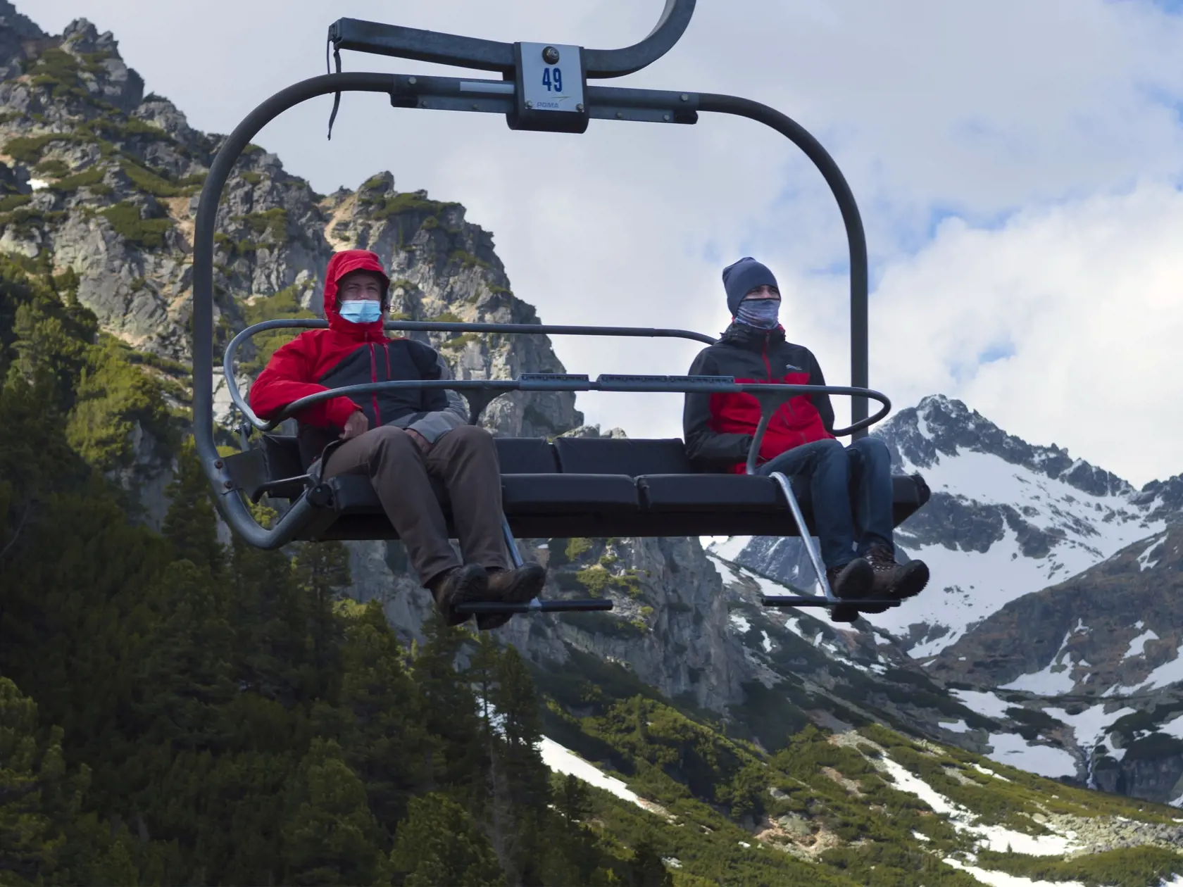 Na snímke turisti na sedačke lanovky zo Štrbského plesa na Solisko. Štrbské Pleso, 3. mája 2020 FOTO TASR – Milan Kapusta
