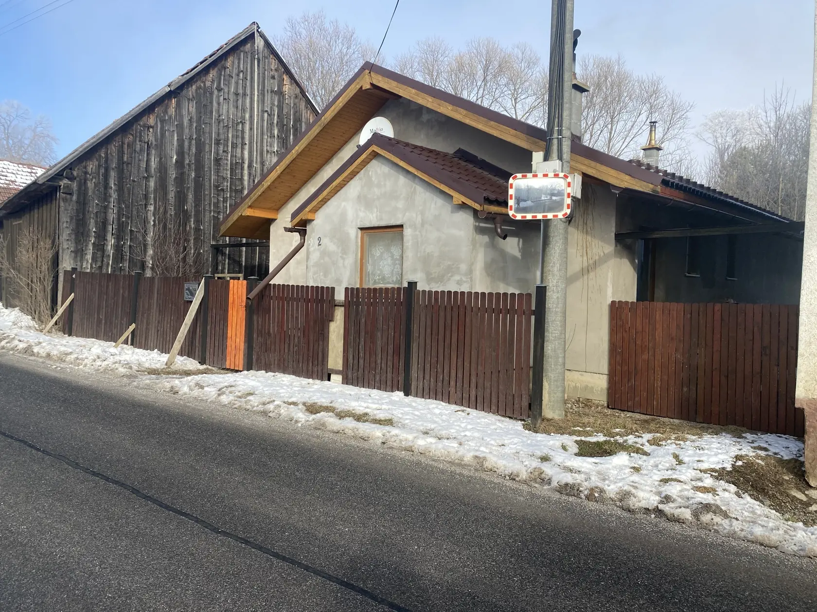 Obec Vojňany v Kežmarskom okrese. Tu postavil dom na otčimovom pozemku Ján Románek. Dedinčania zostali v šoku, keď zistili, že je usvedčeným sériovým vrahom.