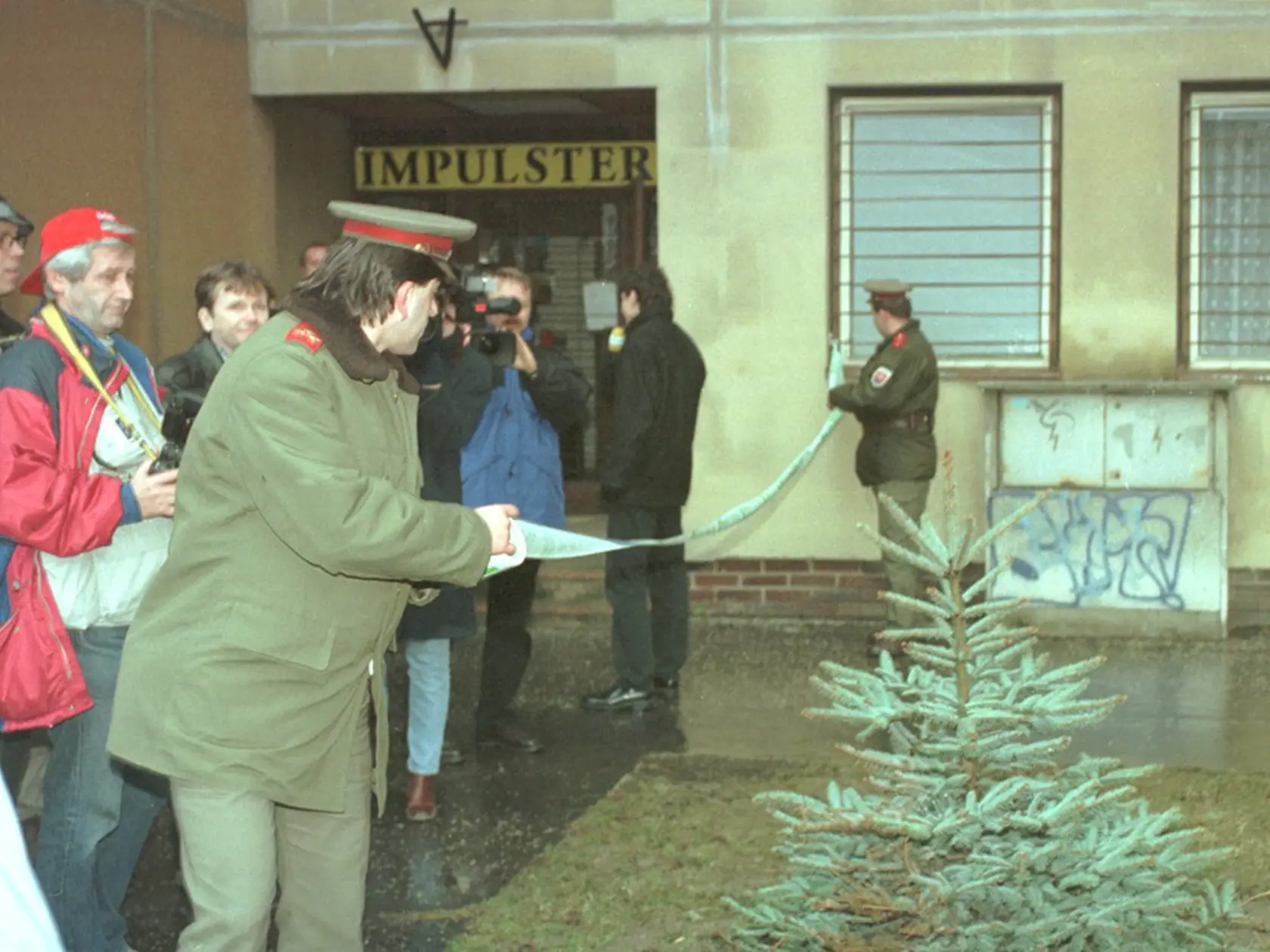 Na archívnej snímke 11. januára 1999 príslušníci polície ohradzujú priestor pred domom na Bajzovej ulici v Bratislave, kde približne o 13. hodine v priestoroch vstupnej chodby zastrelili bývalého ministra hospodárstva SR, riaditeľa Slovenského plynárenského priemyslu a funkcionára HZDS Jána Duckého.