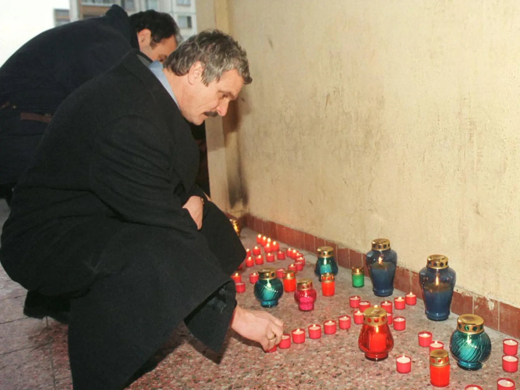 Pri príležitosti prvého výročia tragickej udalosti úmrtia Jána Duckého, bývalého ministra hospodárstva SR sa 11. januára 2000 konalo na mieste jeho úmrtia a súčasne bydliska na Bajzovej ulici v Bratislave pietne zhromaždenie.  Na snímke člen HZDS Gustáv Krajčí.