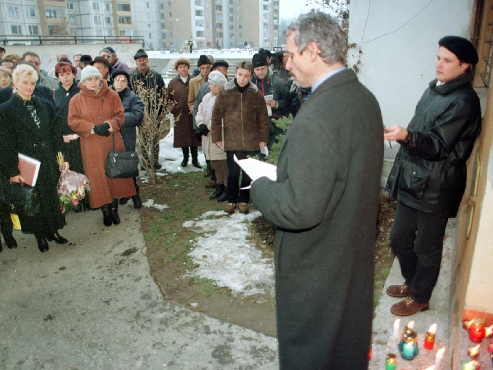 Pri príležitosti prvého výročia tragickej udalosti úmrtia Jána Duckého, bývalého ministra hospodárstva SR sa 11. januára 2000 konalo na mieste jeho úmrtia a súčasne bydliska na Bajzovej ulici v Bratislave pietne zhromaždenie. Na snímke člen HZDS Gustáv Krajči pri prejave zúčastneným