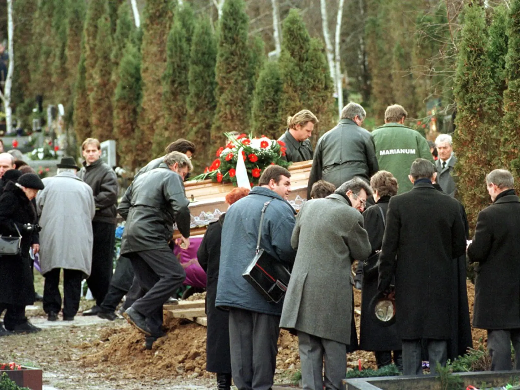 Pohrebný sprievod pri kladení rakvy zavraždeného Jána Duckého do hrobu počas pohrebu 15. januára 1999 na cintoríne na Slávičom údolí v Bratislave.