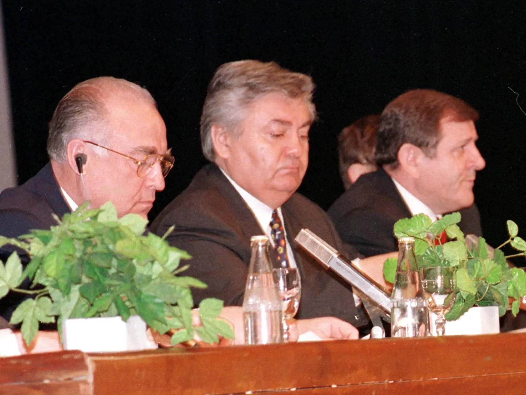 Na archívnej snímke zo 14. februára 1995 z oficiálnej návštevy ruského premiéra v SR Viktora Černomyrdina (vľavo) sedí na sn. uprostred minister hospodárstva SR Jána Ducký, vedľa neho na sn. vpravo je slovenský premiér Vladimír Mečiar počas stretnutia spodnikateľmi v centre Istropolis.