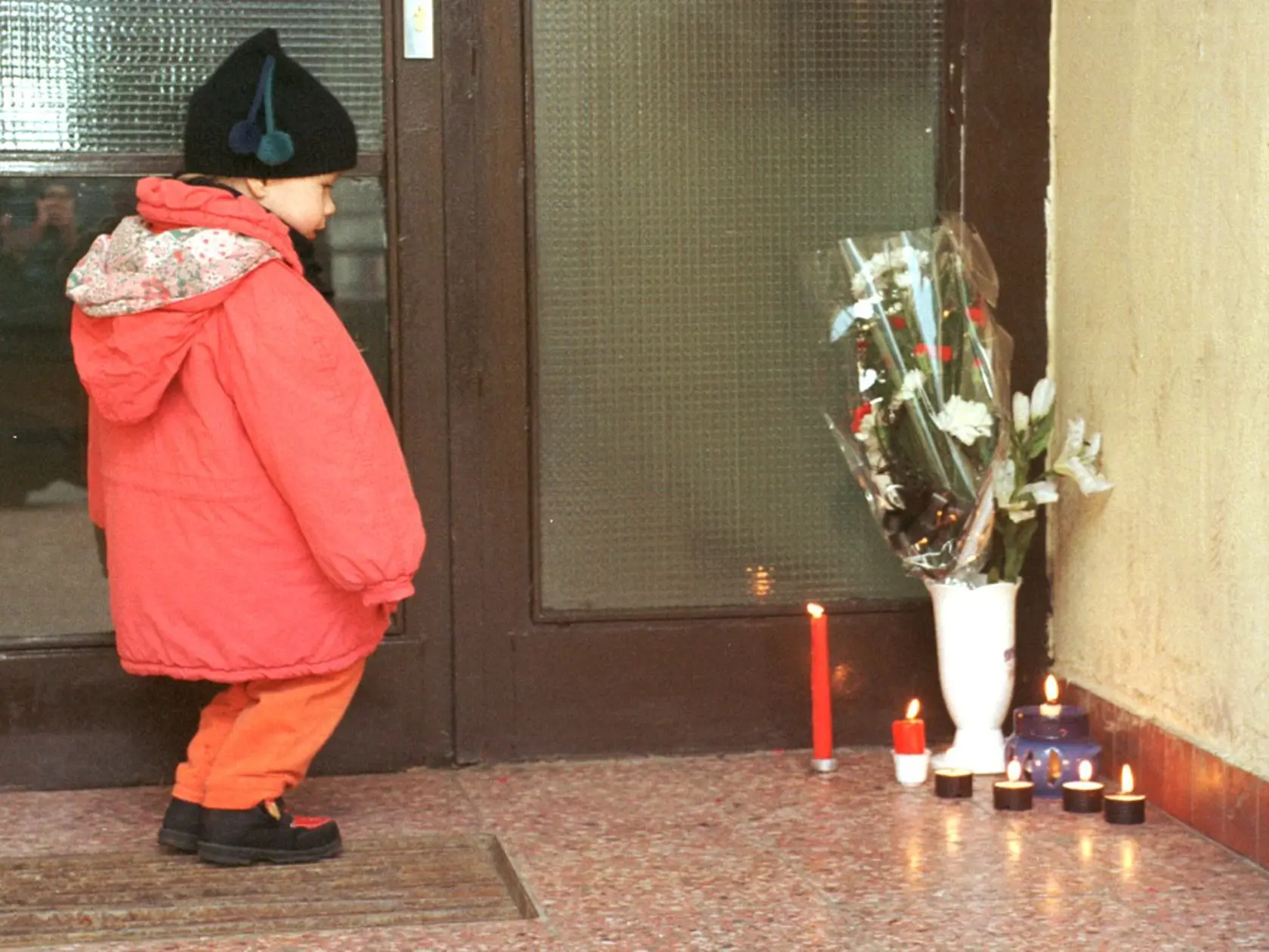 Kvety a sviečky pri vchode do obytného domu na Bajzovej ul. v Bratislave, kde 11.januára 1999 neznámy páchateľ zastrelil exministra a bývalého generálneho riaditeľa SPP Jána Duckého.