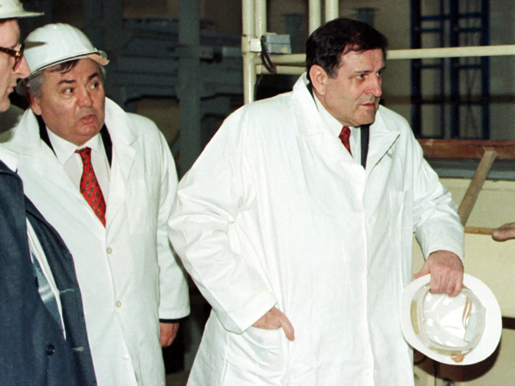 Na archívnej snímke z 13.marca 1996 Ján Ducký (s helmou vľavo) s premiérom V.Mečiarom počas prehliadky rozostavaného tela jadrového reaktora Jadrovej elektrárne v Mochovciach.