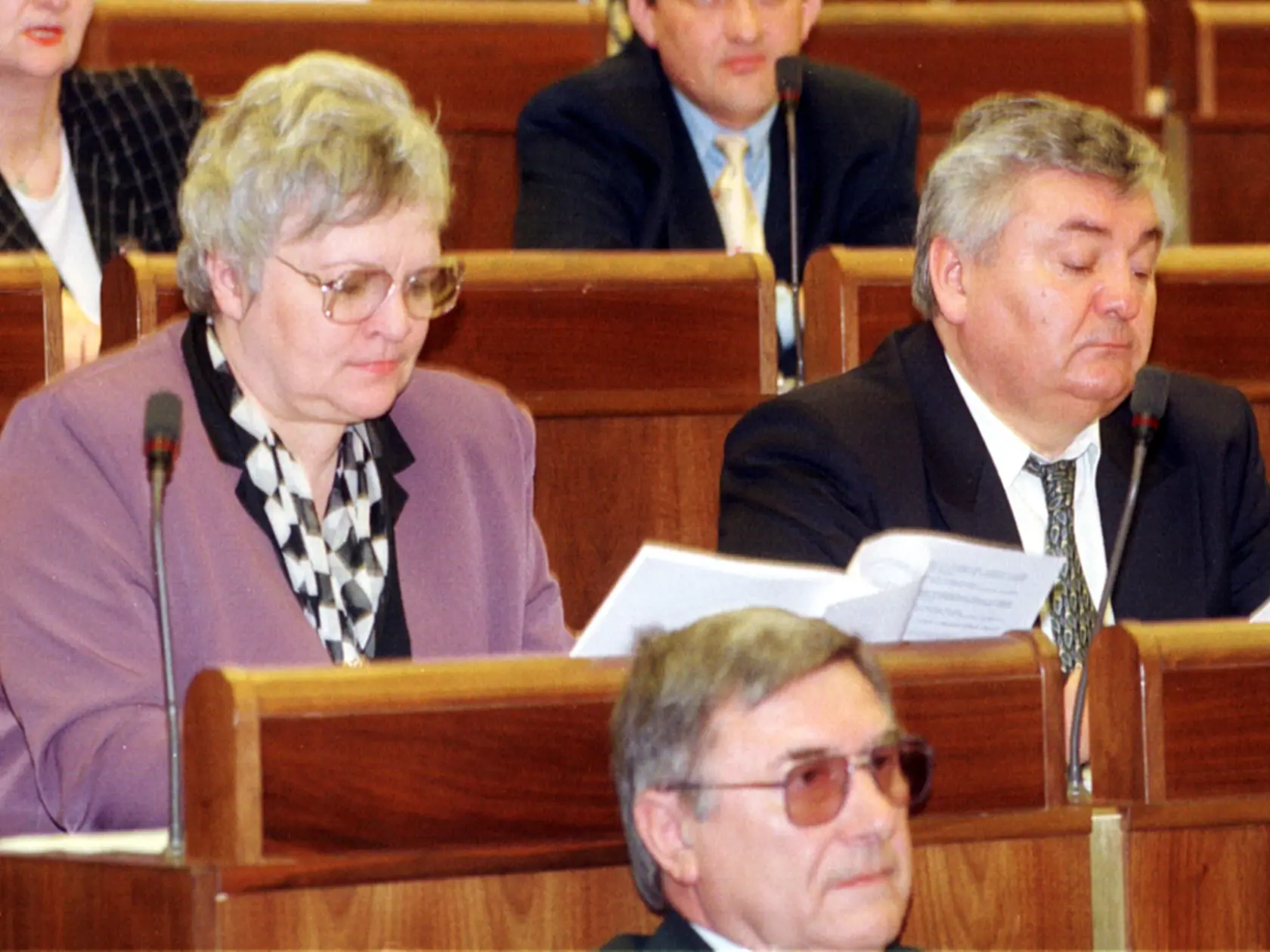 Ján Ducký (vpravo) na 45. zasadnutí NR SR v Bratislave s poslancami HZDS Idou Rapaičovou a Arpádom Matejkom (v popredí). (1998)