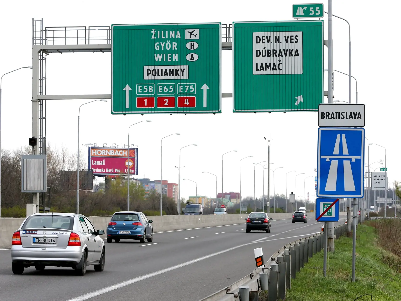 Regióny: Spoplatnený diaľničný obchvat. Časť diaľnice D2, Krematórium - Bory (Stupava) nespadá do bezplatného úseku bratislavského obchvatu. Občianska iniciatíva žiada o zmenu, ktorá by odbremenila mestskú časť Záhorská Bystrica od rannej dopravnej špičky.