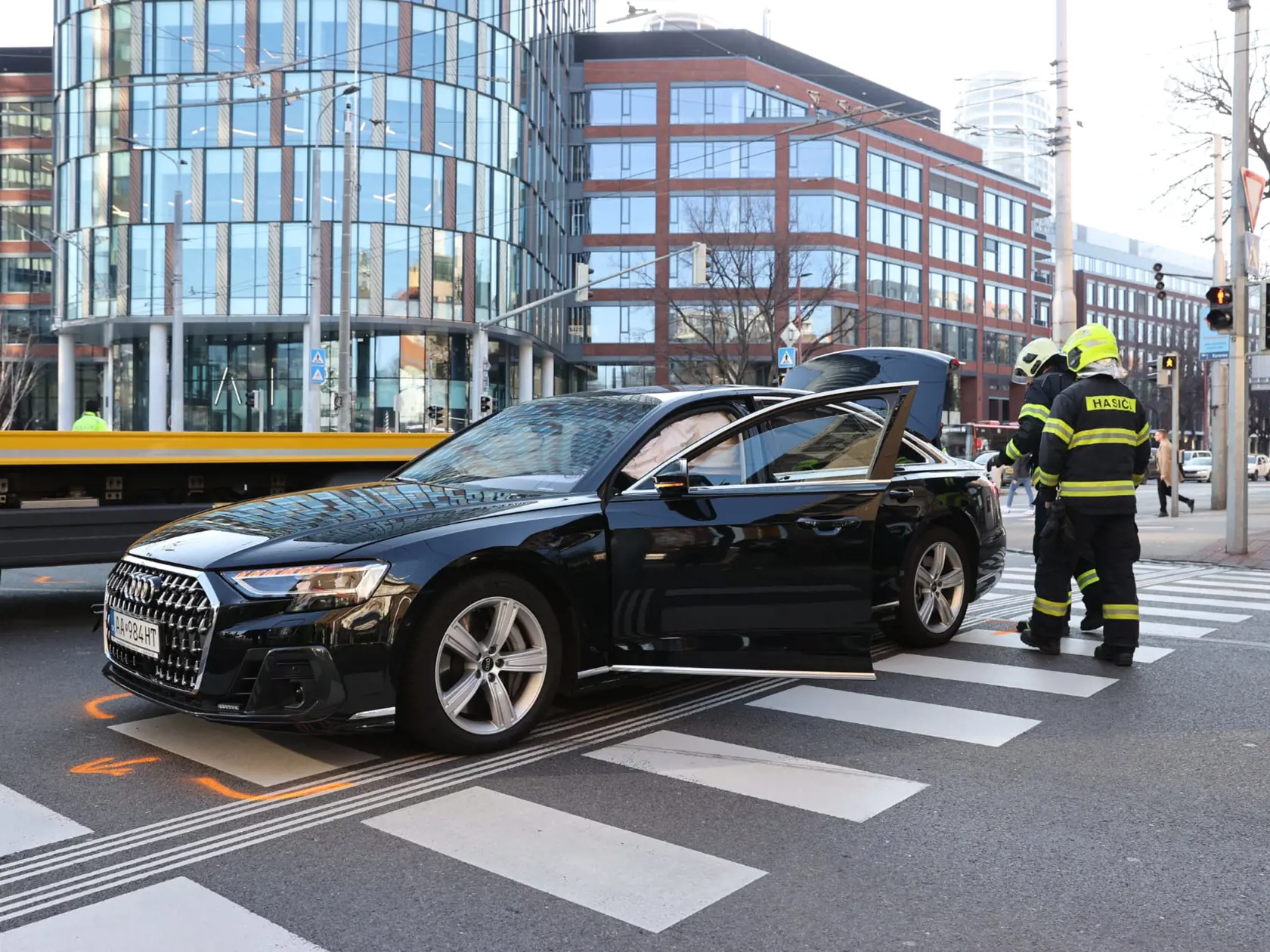 Minister financií Ladislav Kamenický mal v Bratislave autonehodu. Ku kolízii došlo 3. februára 2025 v ranných hodinách na križovatke pri Mlynských Nivách. Na mieste zasahovali i hasiči.