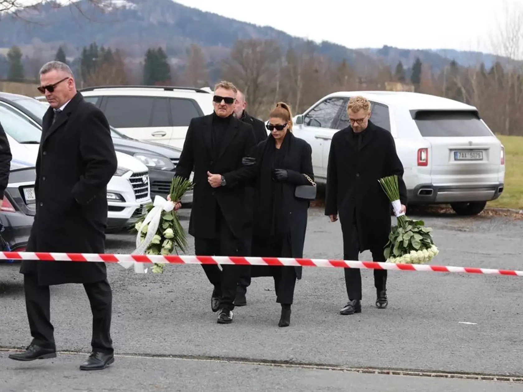 Posledná rozlúčka s Helenou Zeťovou, ktorá náhle zomrela vo veku 44 rokov. Na snímke zdrvený Leoš Mareš (vpravo) a speváčka a jej blízka kamarátka Tereza Kerndlová s manželom.