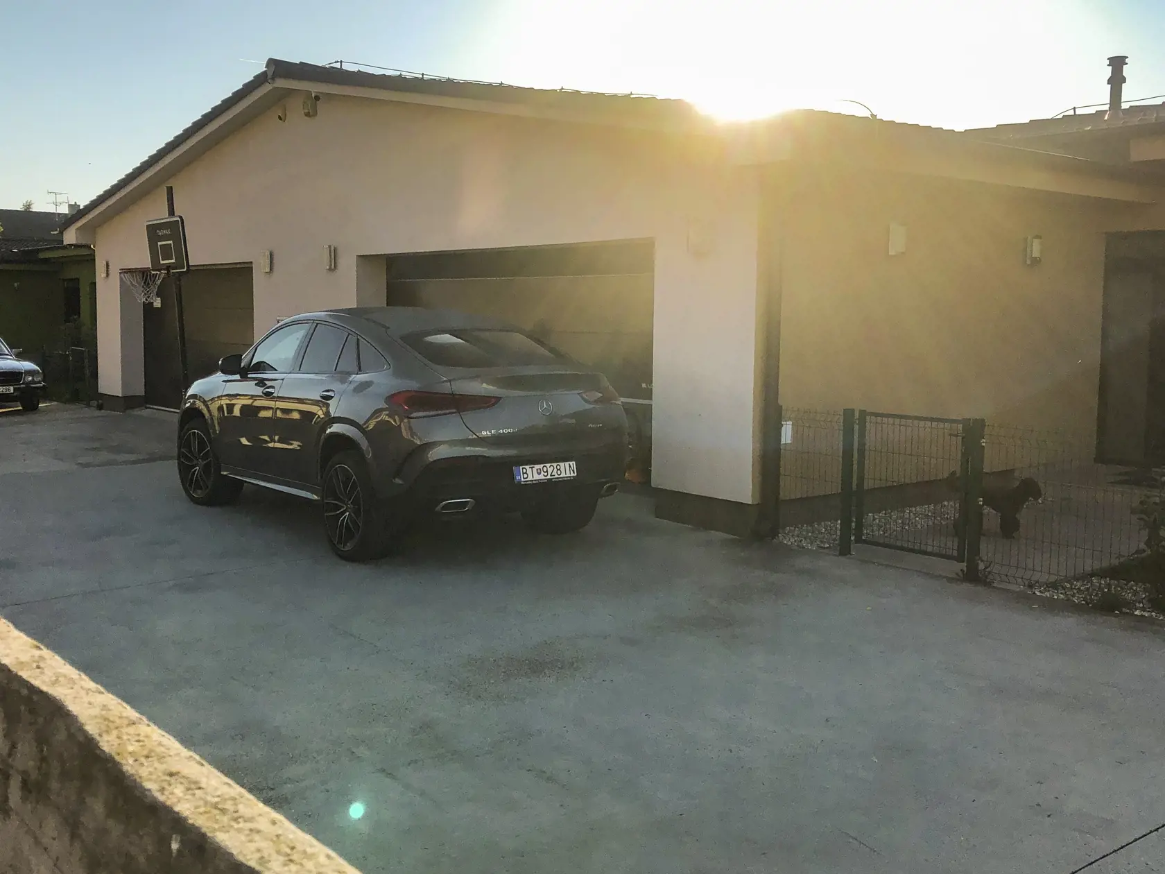 Na snímke je paparazzi expriateľky Borisa Kollára, Barbora Richterová a jej nové auto pred domom v Moste pri Bratislave