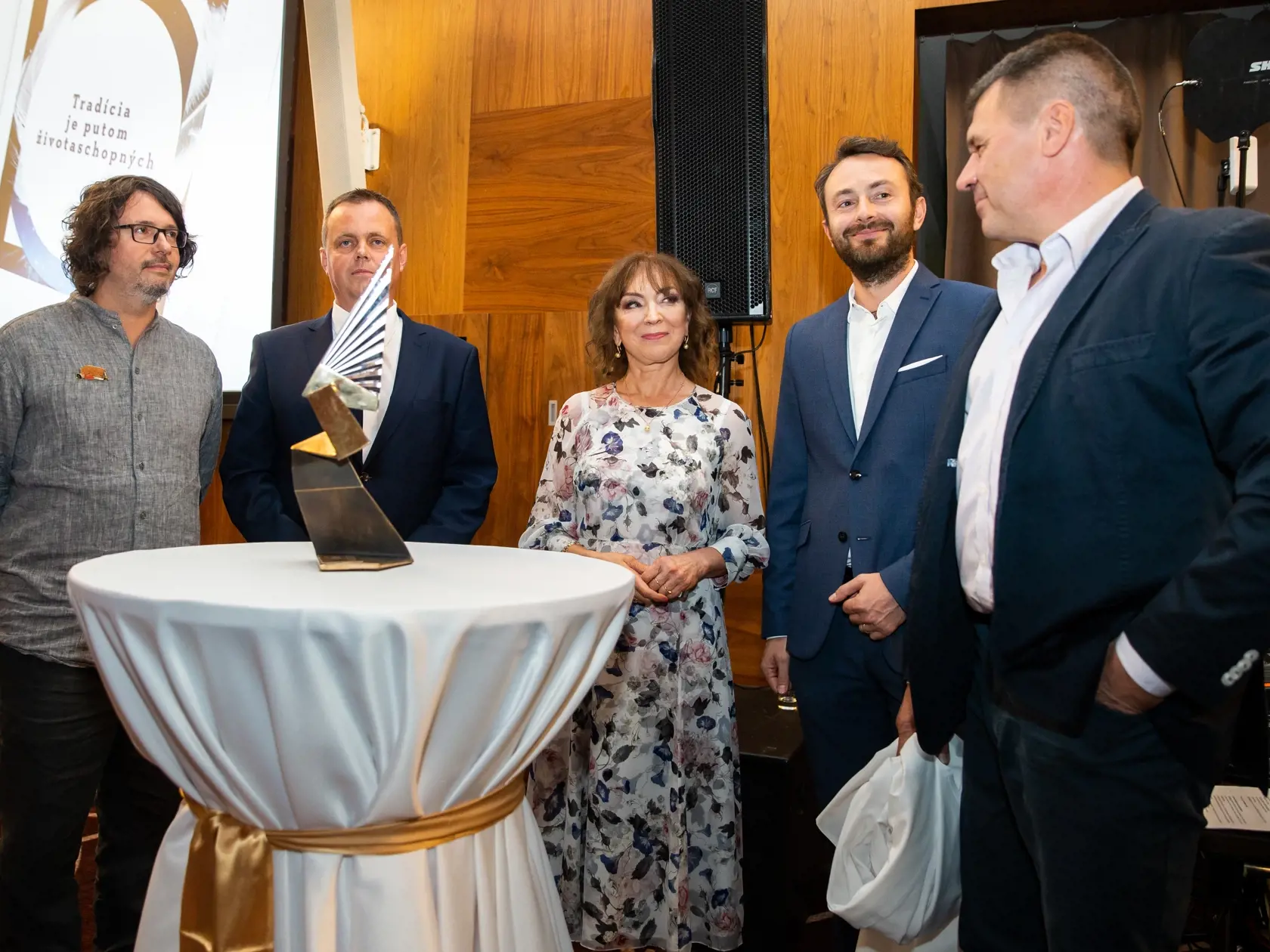 Krst knihy a novej sošky krištáľového krídla pre rok 2019 v jednom z bratislavských hotelov. Na snímke Ján Ťapák a Mária Vaškovičová.