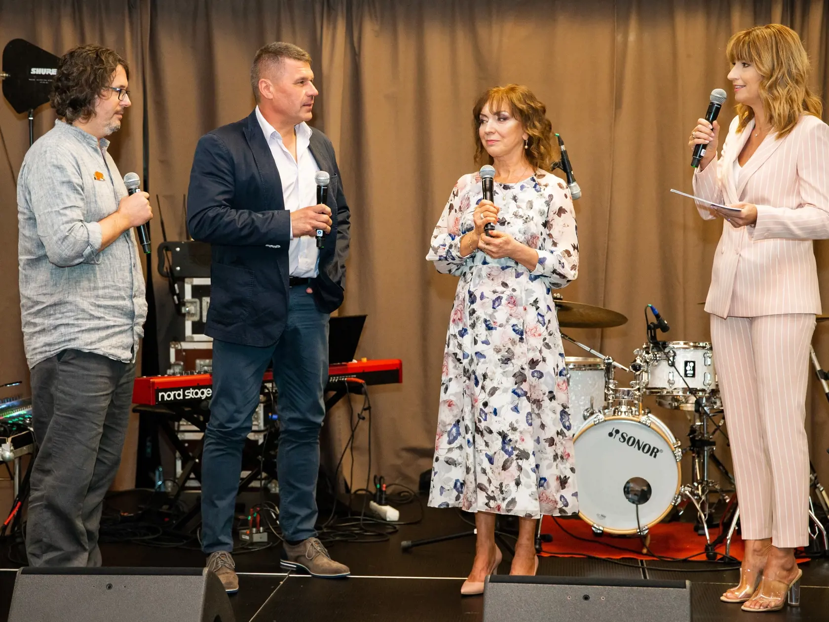 Krst knihy a novej sošky krištáľového krídla pre rok 2019 v jednom z bratislavských hotelov. Na snímke Ján Ťapák, Mária Vaškovičová a Jarmila Lajčáková Hargašová.