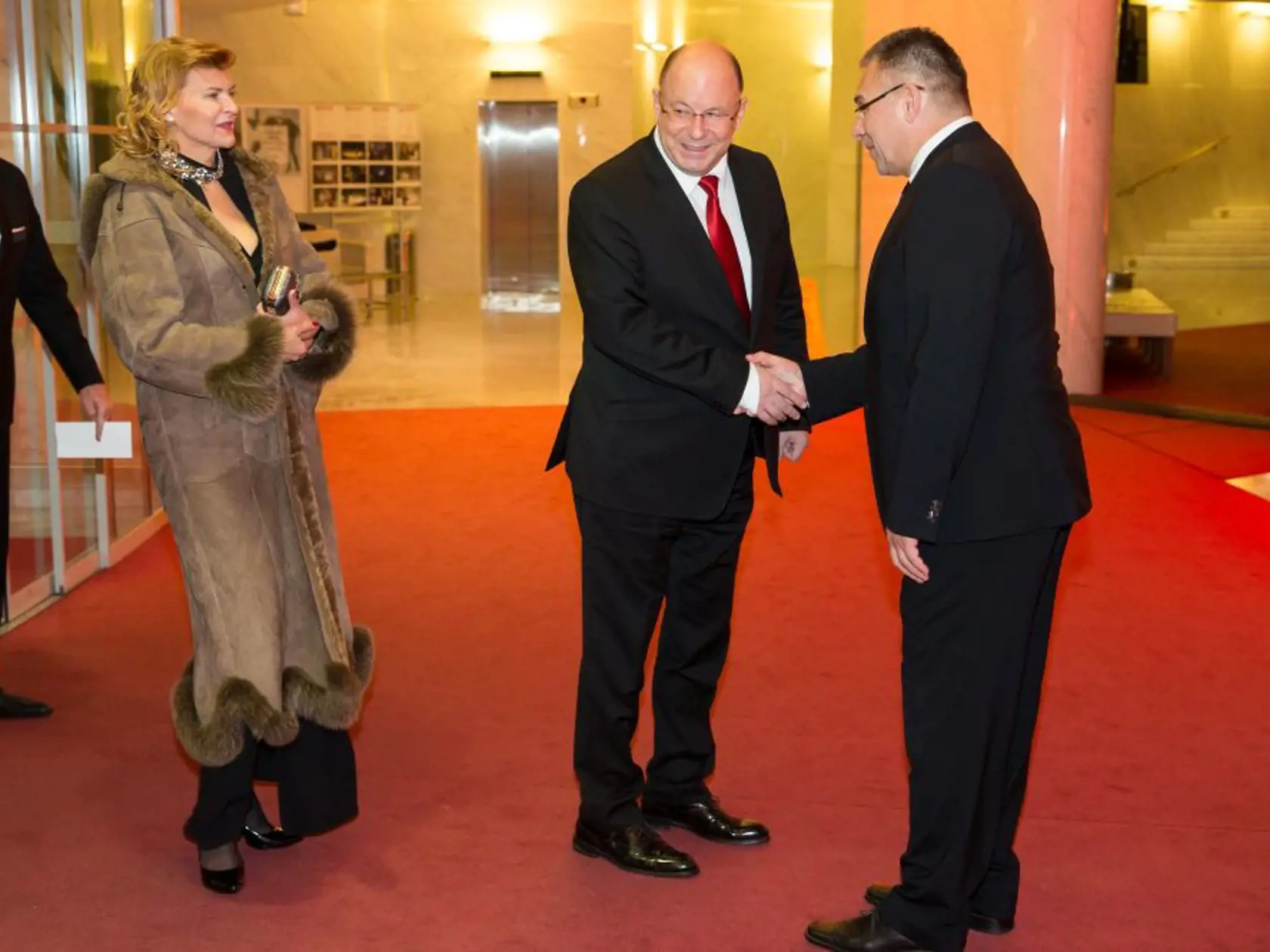 Natáčanie relácie "Najväčší slovák" v novej budoce Slovenského národného divadla. Na snímke Jaroslav Rezník s manželkou a Marekom Ťapákom.