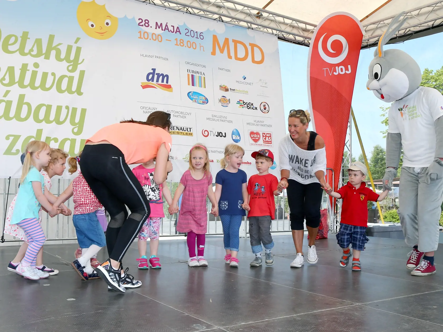 Oslava medzinarodneho dna deti v OC Eurovea. Svoj stanok tu mala aj TV JOJ. Na snimke je Erika Barkolova.