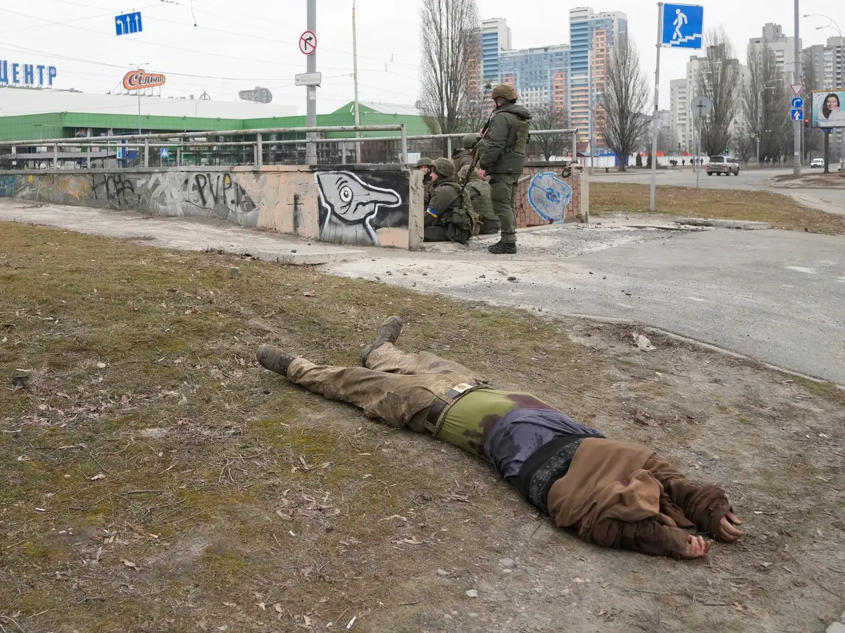 Telo zabitého vojaka leží na jednej z ulíc v Kyjeve na Ukrajine.