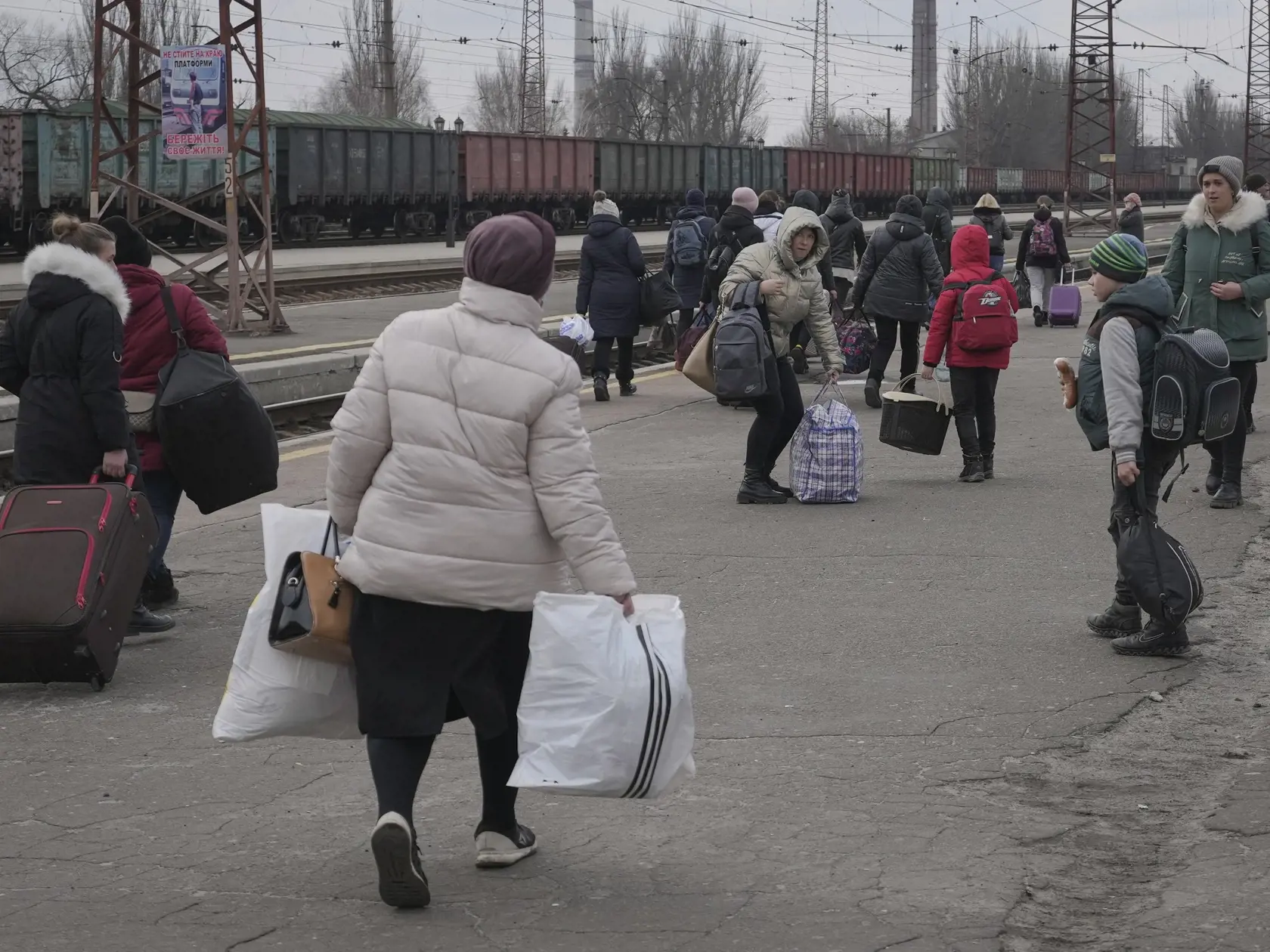 Ľudia čakajú na vlak do Kyjeva v meste Kosťantynivka v Doneckej oblasti na Ukrajine.