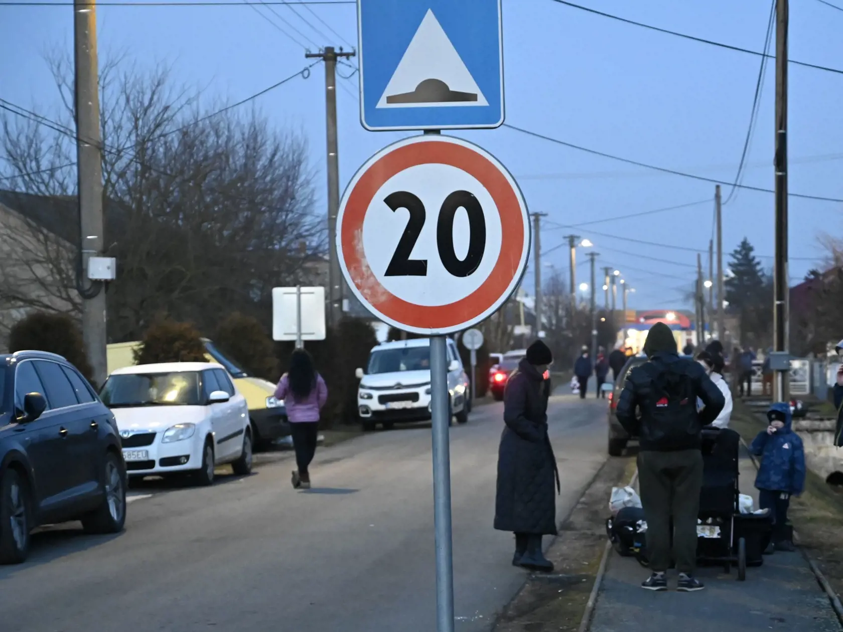Na snímke ľudia prichádzajú na územie Slovenska z Ukrajiny na slovensko-ukrajinskom hraničnom priechode pre peších a cyklistov Veľké Slemence - Mali Selmenci.