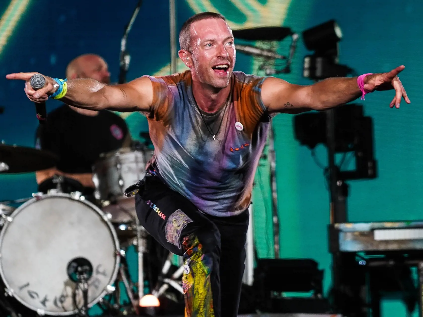 Spevák britskej skupiny Coldplay Chris Martin vystupuje na koncerte na štadióne Diega Armanda Maradonu v Neapole v stredu 21. júna 2023.