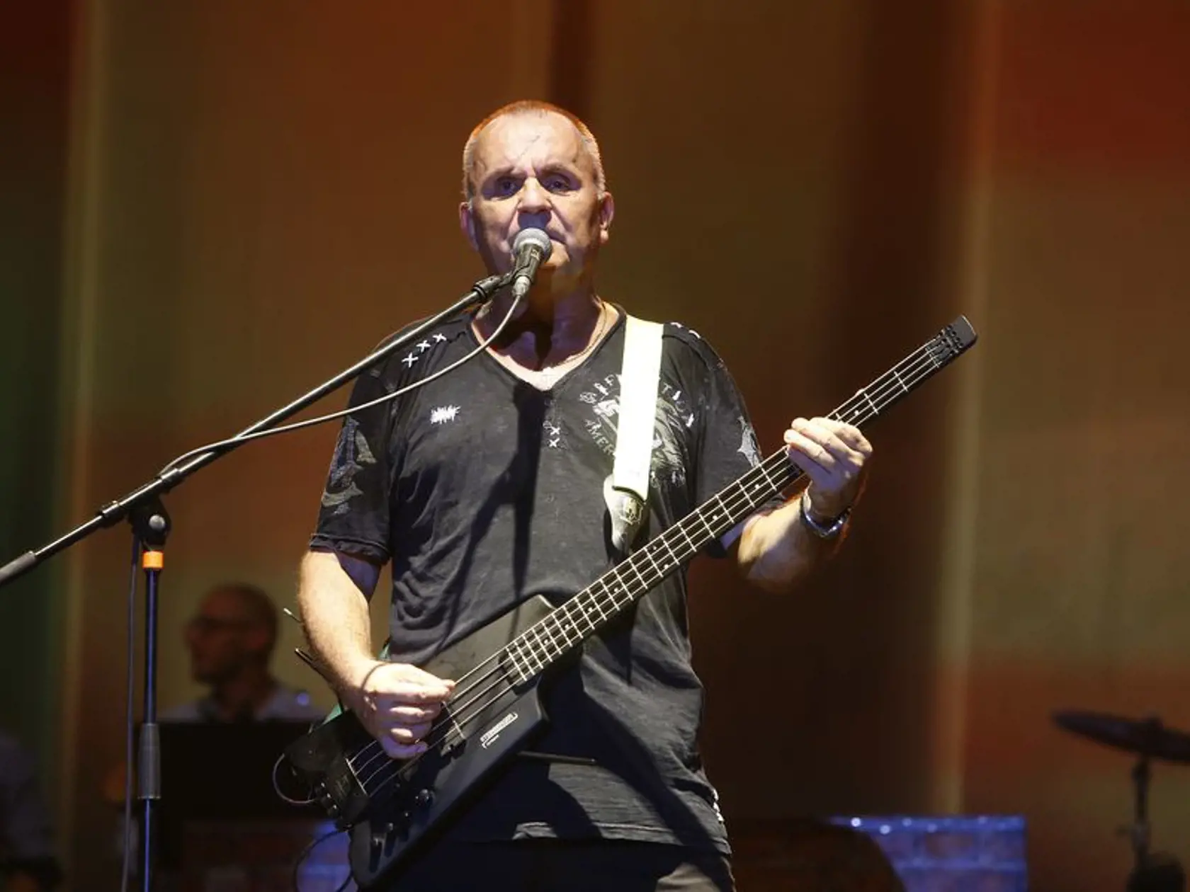 Líder Jožo Ráž okrem spevu hral aj na svojej legendárnej gitare.