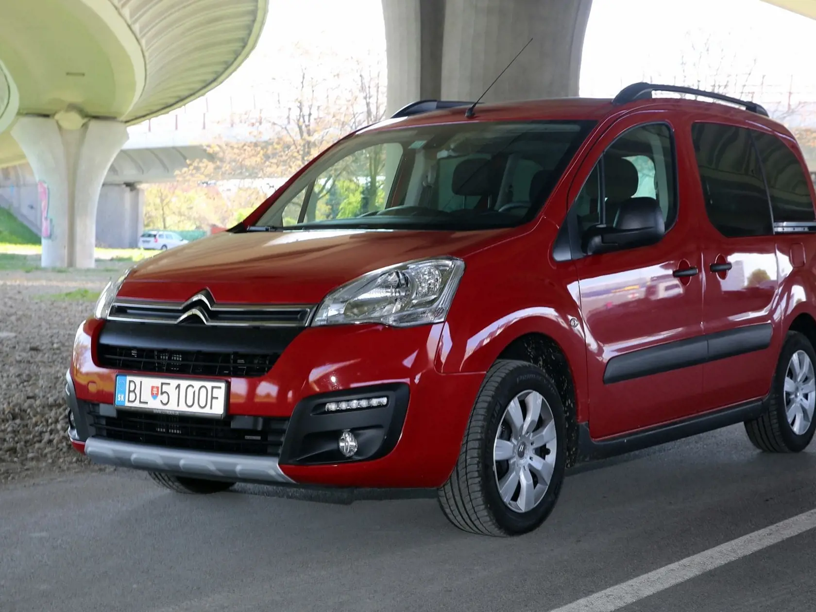 Auto má výraznú prednú masku s horizontálnymi dennými LED svetlami a ochranným oplastovaním.