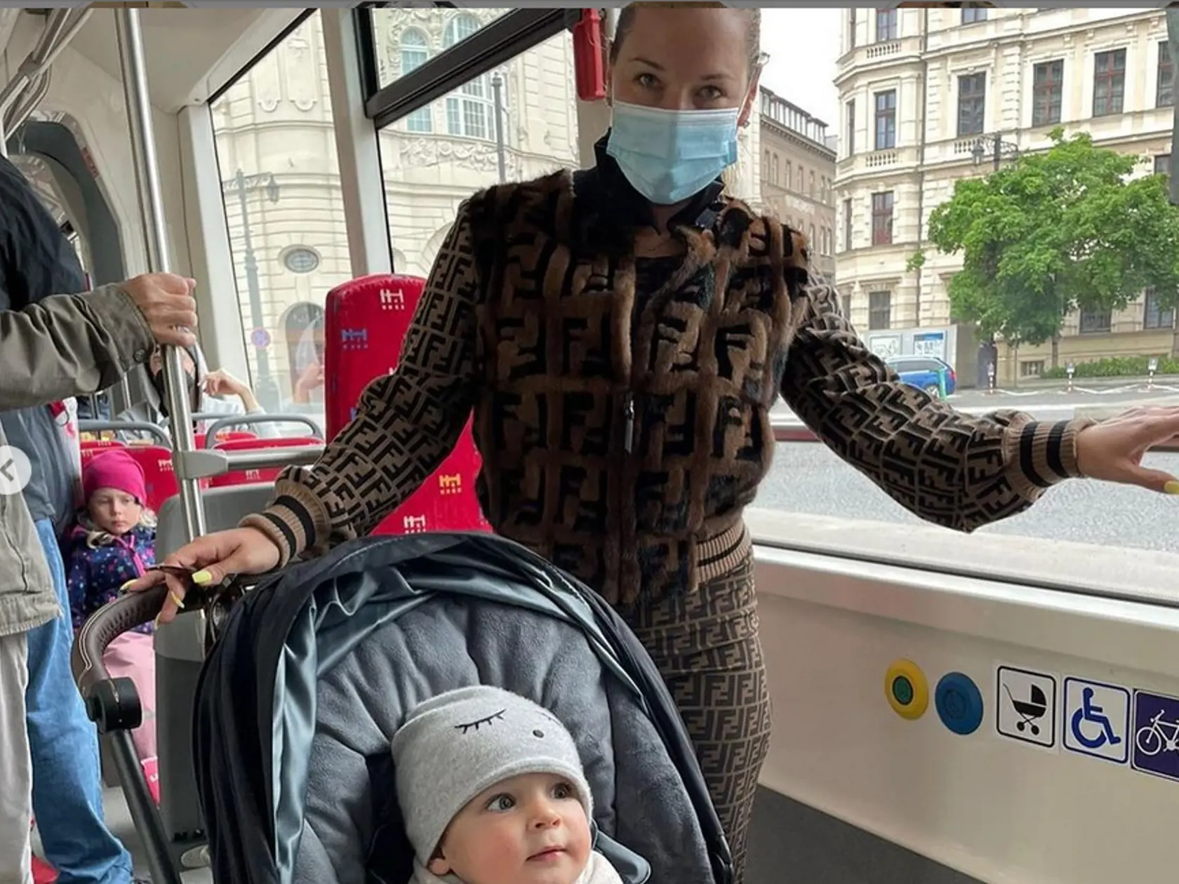 Dominika Cibulková cestovala s rodinou v MHD.