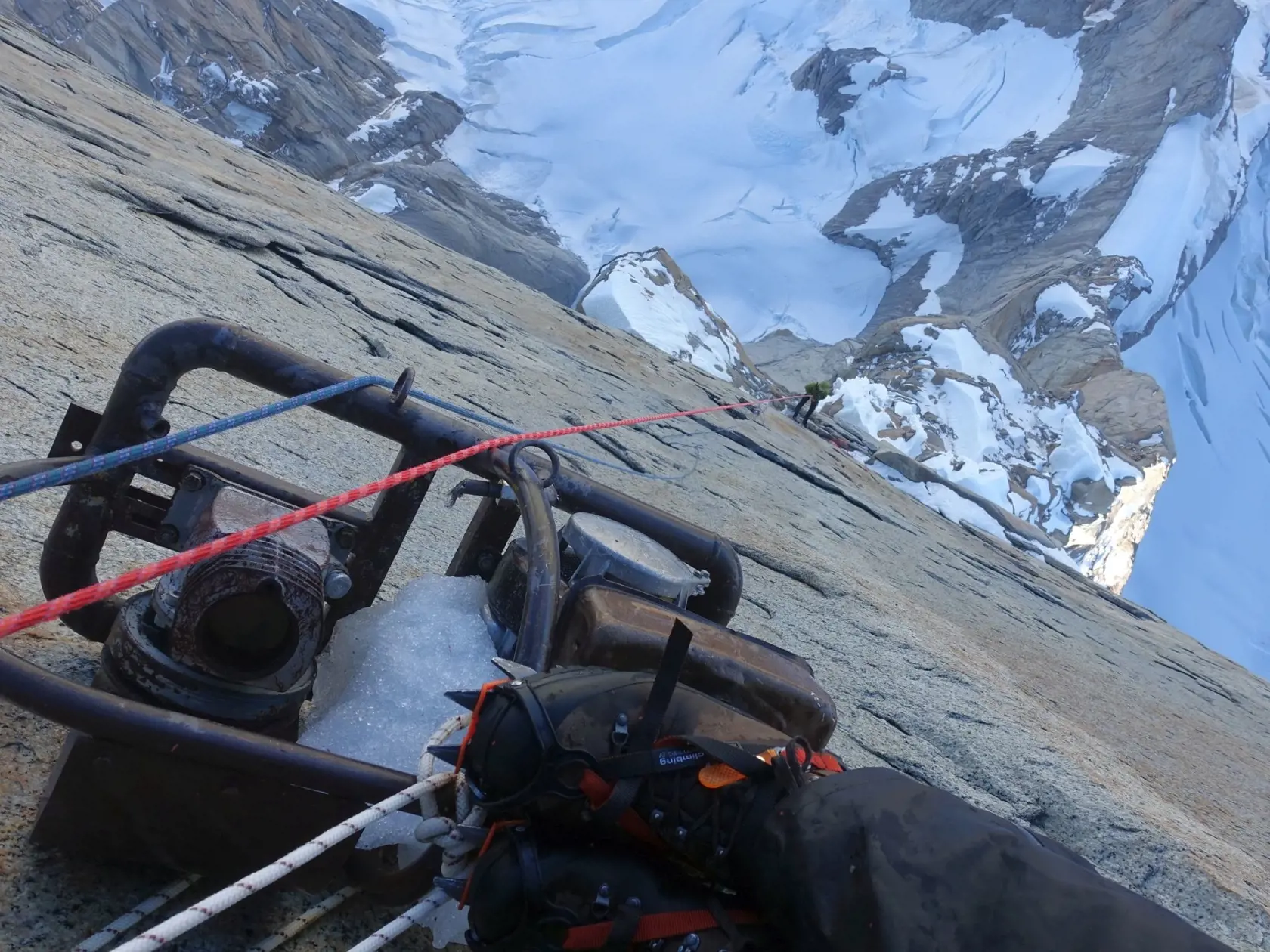 Loziť na Cerro Torre prináša ohromné riziko. 