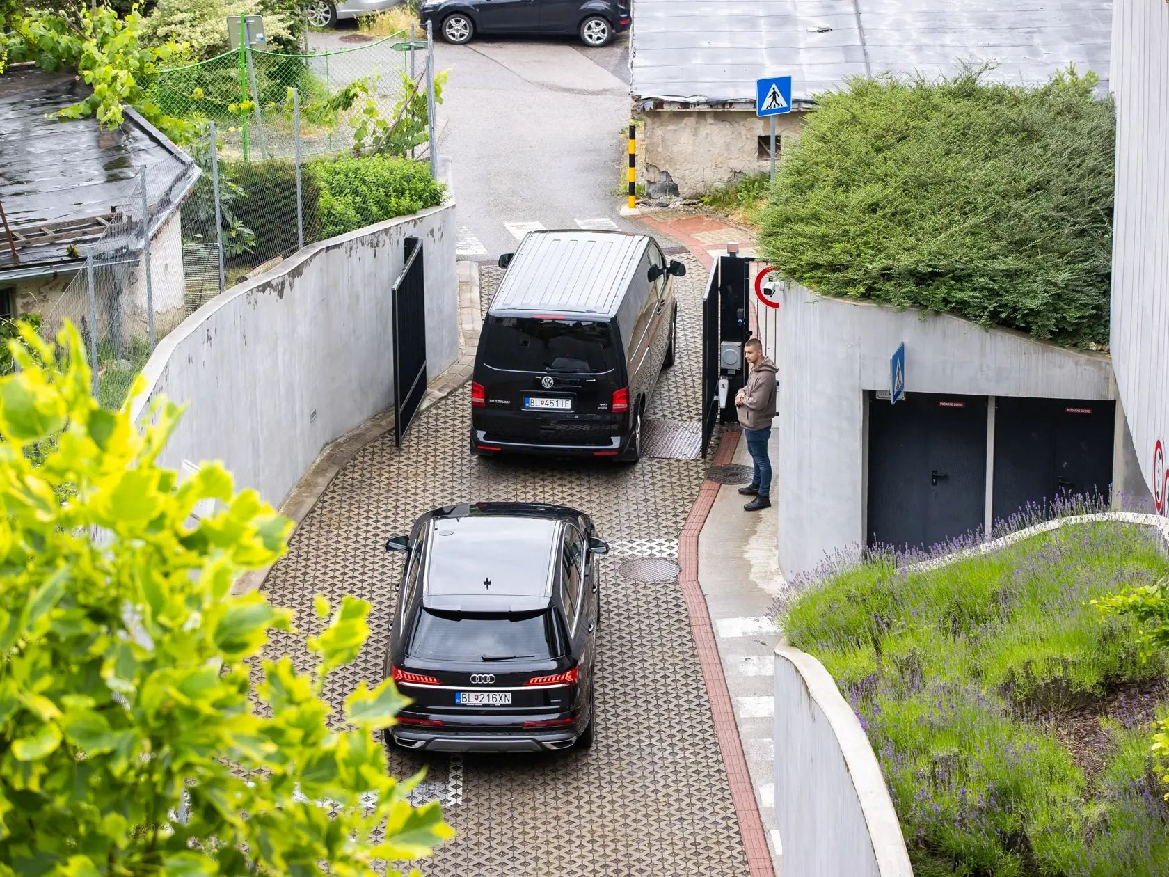 Policajný doprovod pred Sokolská residence kde býva premiér Robert Fico. 