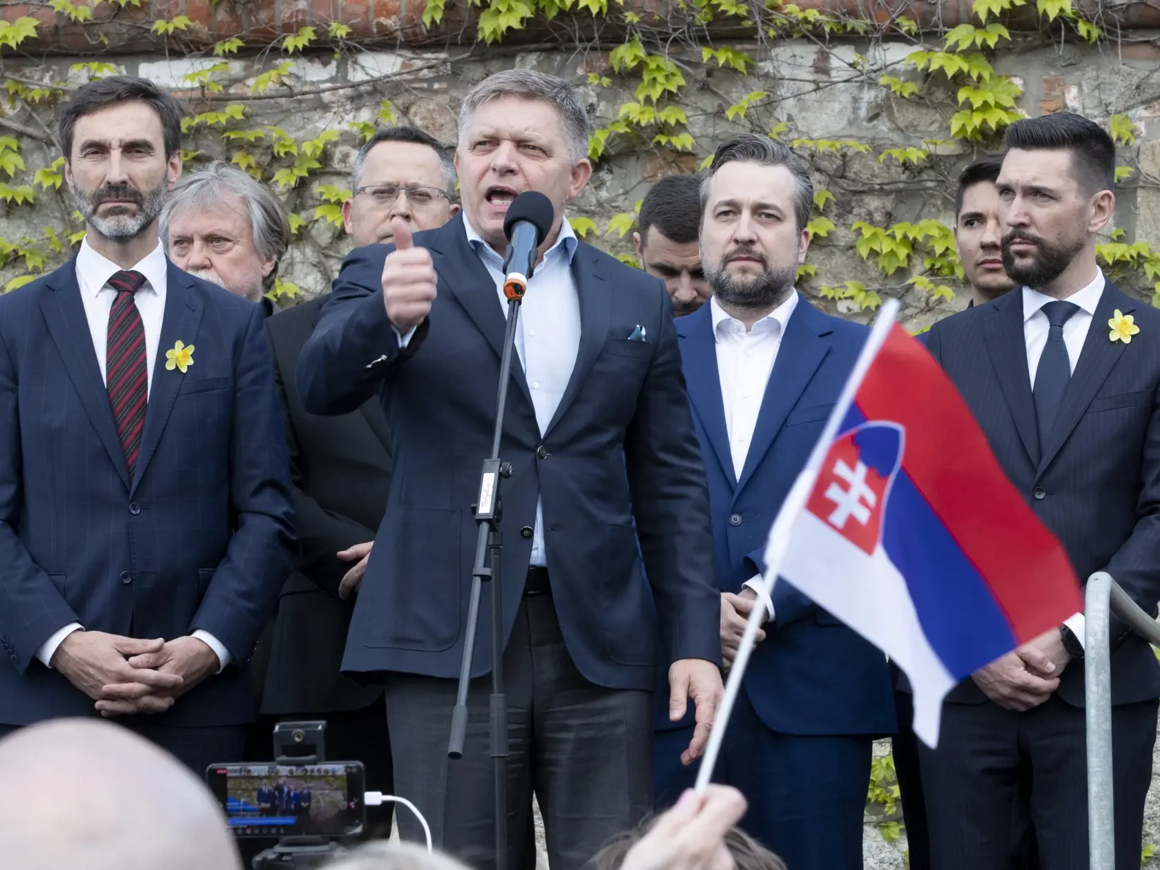 Protivládne protestné zhromaždenie prívržencov opozičnej parlamentnej strany Smer - Sociálna demokracia pred budovou Národnej rady Slovenskej republiky v Bratislave. Na snímke je Robert Fico, Juraj Blanár, Ladislav Kamenický, Dušan Jariabek, Ľuboš Blaha, Erik Kaliňák.