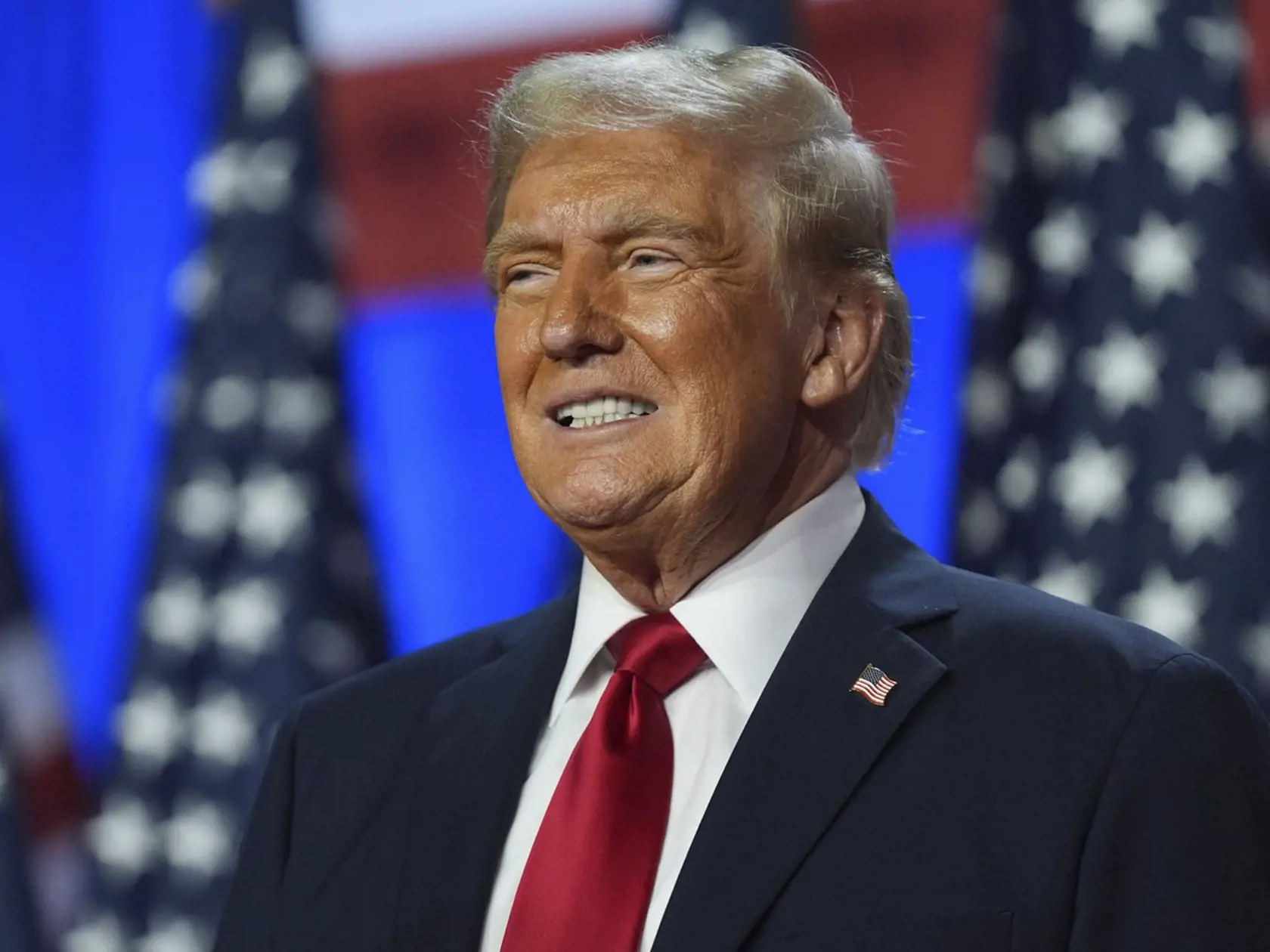 Donald Trump je už dlho známy svojim výrazným oranžovým nádychom pleti, ktorý sa stal predmetom mnohých diskusií, najmä v čase volebnej kampane.