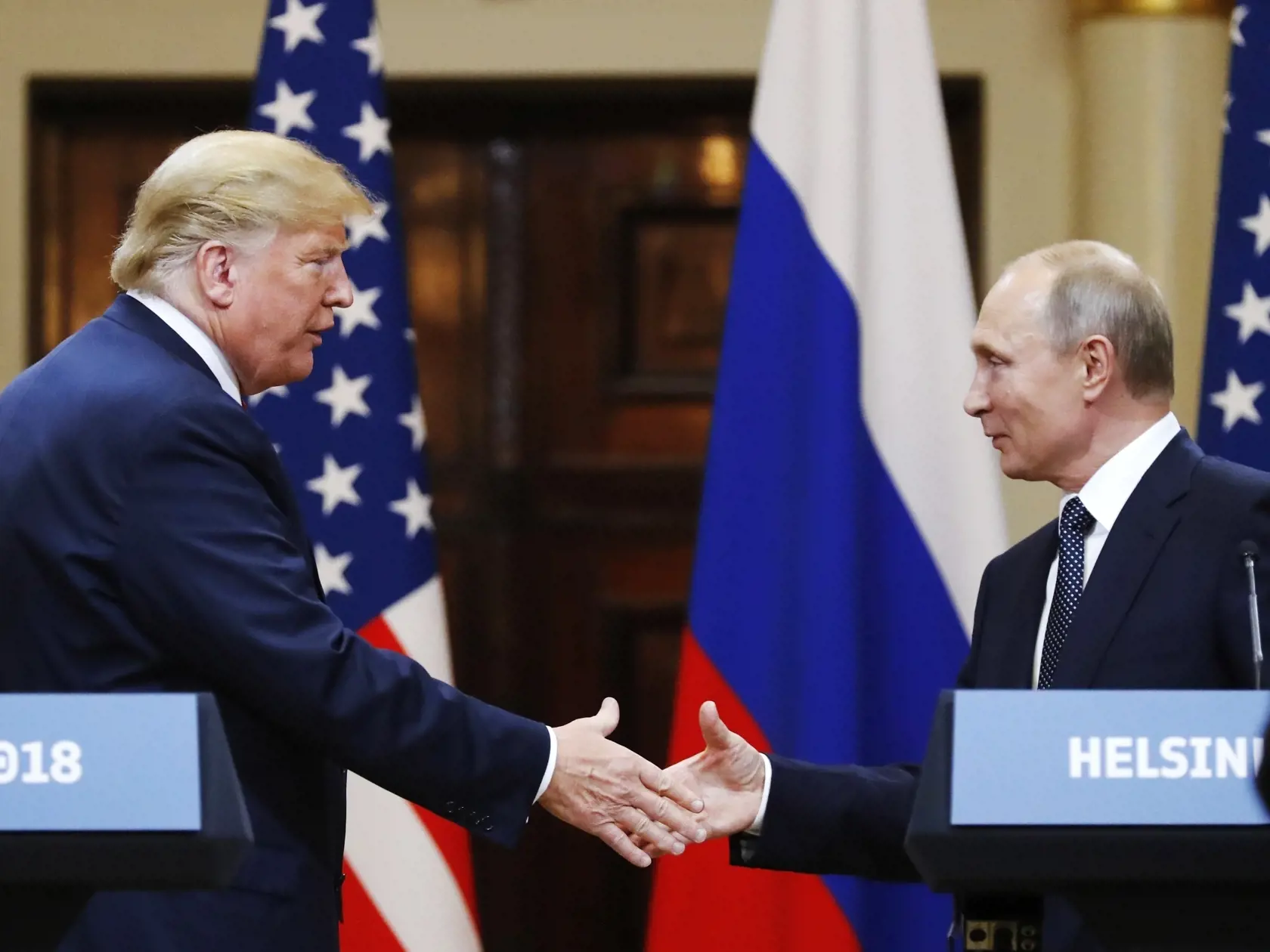 KK6 archív Helsinki - Na archívnej snímke z 16. júla 2018 americký prezident Donald Trump (vľavo) a ruský prezident Vladimir Putin si podávajú ruky na konci spoločnej tlačovej konferencie v Helsinkách. Rusi v rokovaniach o ukončení vojny na Ukrajine "držia v rukách karty", vyhlásil v noci na štvrtok americký prezident Donald Trump. TASR informuje na základe správy agentúry AFP. "Myslím, že Rusi chcú ukončiť vojnu… No myslím si, že tak trochu držia v rukách tromfy, pretože obsadili veľa územia, takže majú tromfy," uviedol americký prezident. FOTO TASR/AP
FILE - In this file photo taken on Monday, July 16, 2018, U.S. President Donald Trump shakes hand with Russian President Vladimir Putin at the end of the press conference after their meeting at the Presidential Palace in Helsinki, Finland. (AP Photo/Alexander Zemlianichenko, File)