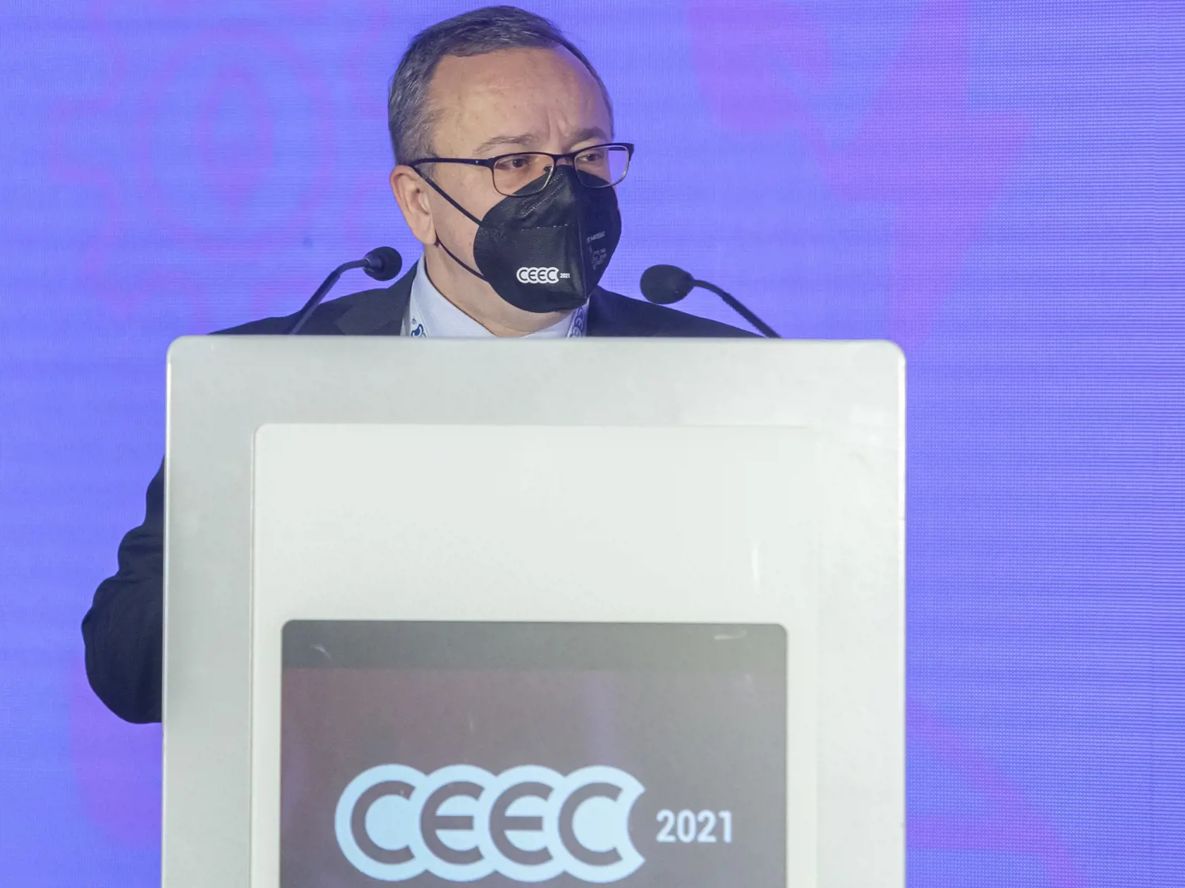 Na snímke riaditeľ Slovenskej spoločnosti pre zahraničnú politiku (SFPA) Alexander Duleba počas Stredoeurópskej energetickej konferencie na tému Zelená obnova po pandémii 22. novembra 2021 v Bratislave. FOTO TASR - Martin Baumann