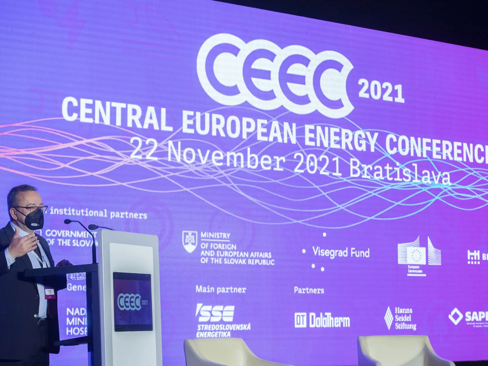 Na snímke riaditeľ Slovenskej spoločnosti pre zahraničnú politiku (SFPA) Alexander Duleba počas Stredoeurópskej energetickej konferencie na tému Zelená obnova po pandémii 22. novembra 2021 v Bratislave. FOTO TASR - Martin Baumann