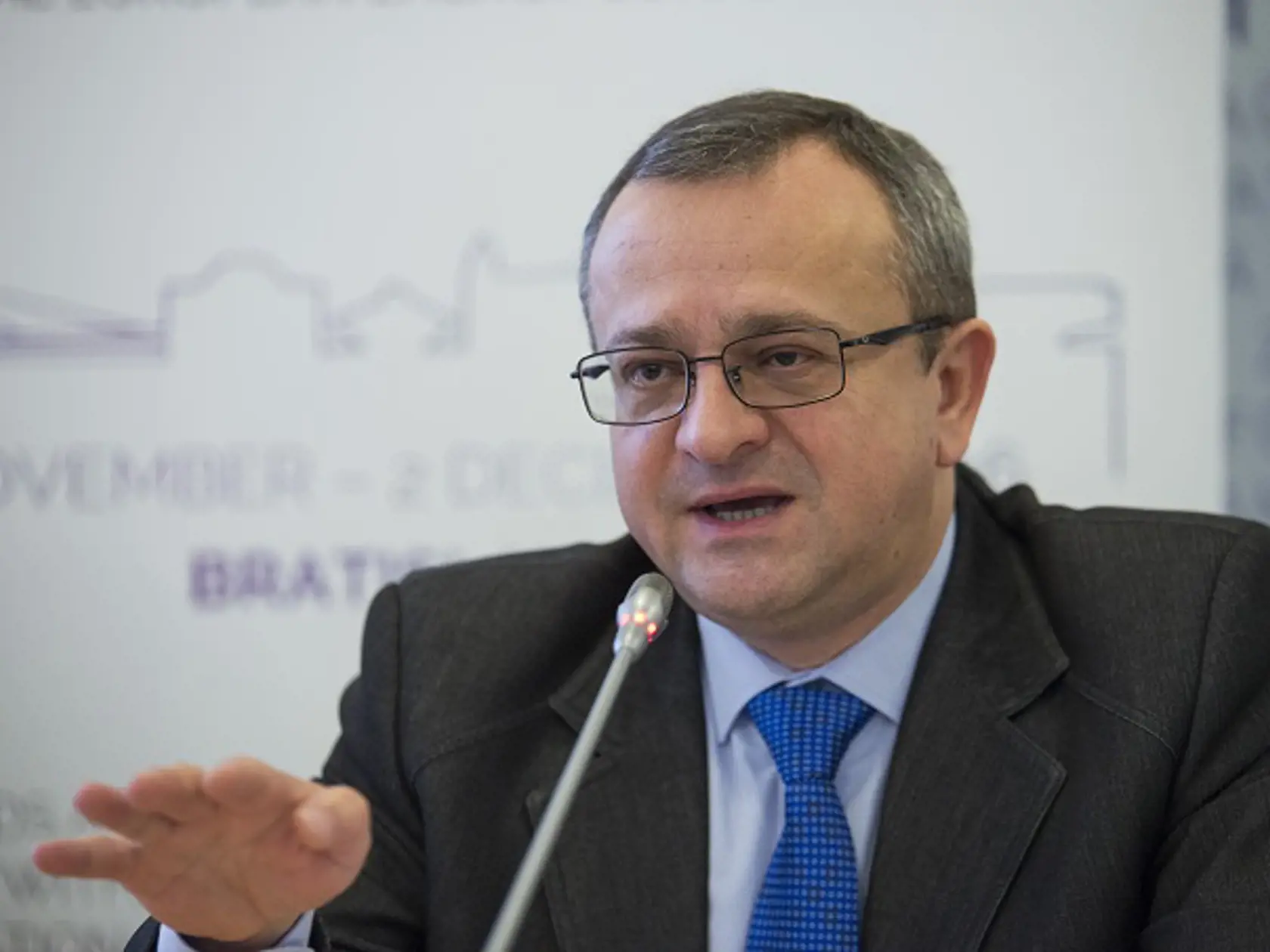 Na snímke riaditeľ Slovenskej spoločnosti pre zahraničnú politiku (SFPA) Alexander Duleba počas tlačovej konferencie SFPA o témach a výzvach nadchádzajúceho posledného veľkého podujatia slovenského predsedníctva v Rade EÚ - najväčšej energetickej konferencie roka v EÚ  „SET Plan 2016 - CEEC X“, 28. novembra 2016 v Bratislave. FOTO TASR - Jakub Kotian