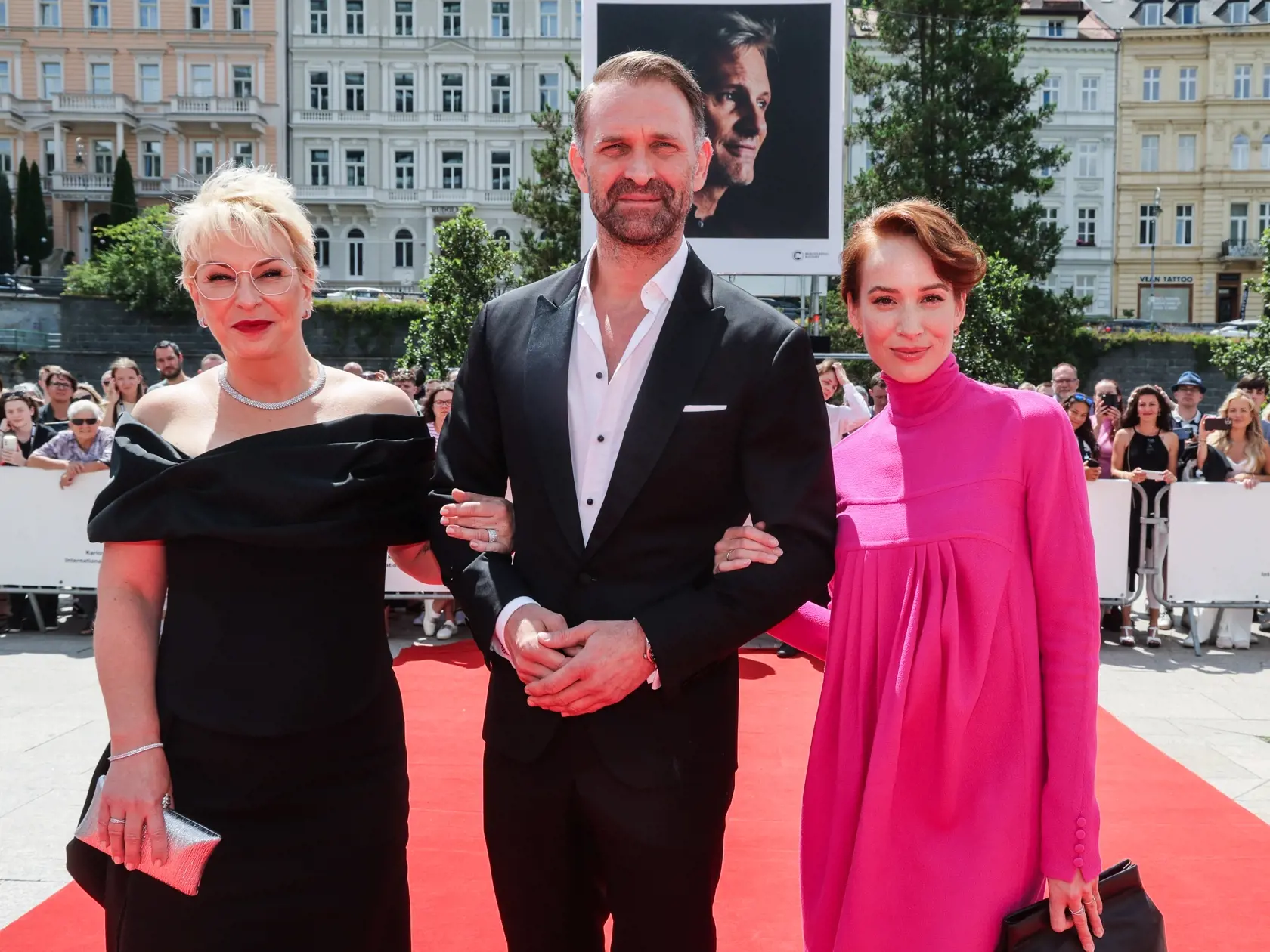 Film Vlna tvorcovia prvýkrát predstavili na festivale v Karlovych Varoch. V Hliavných úlohách hviezdila Táňa Pauhofová a Tomáš Maštalír. Režisérom je Jiří Mádl.