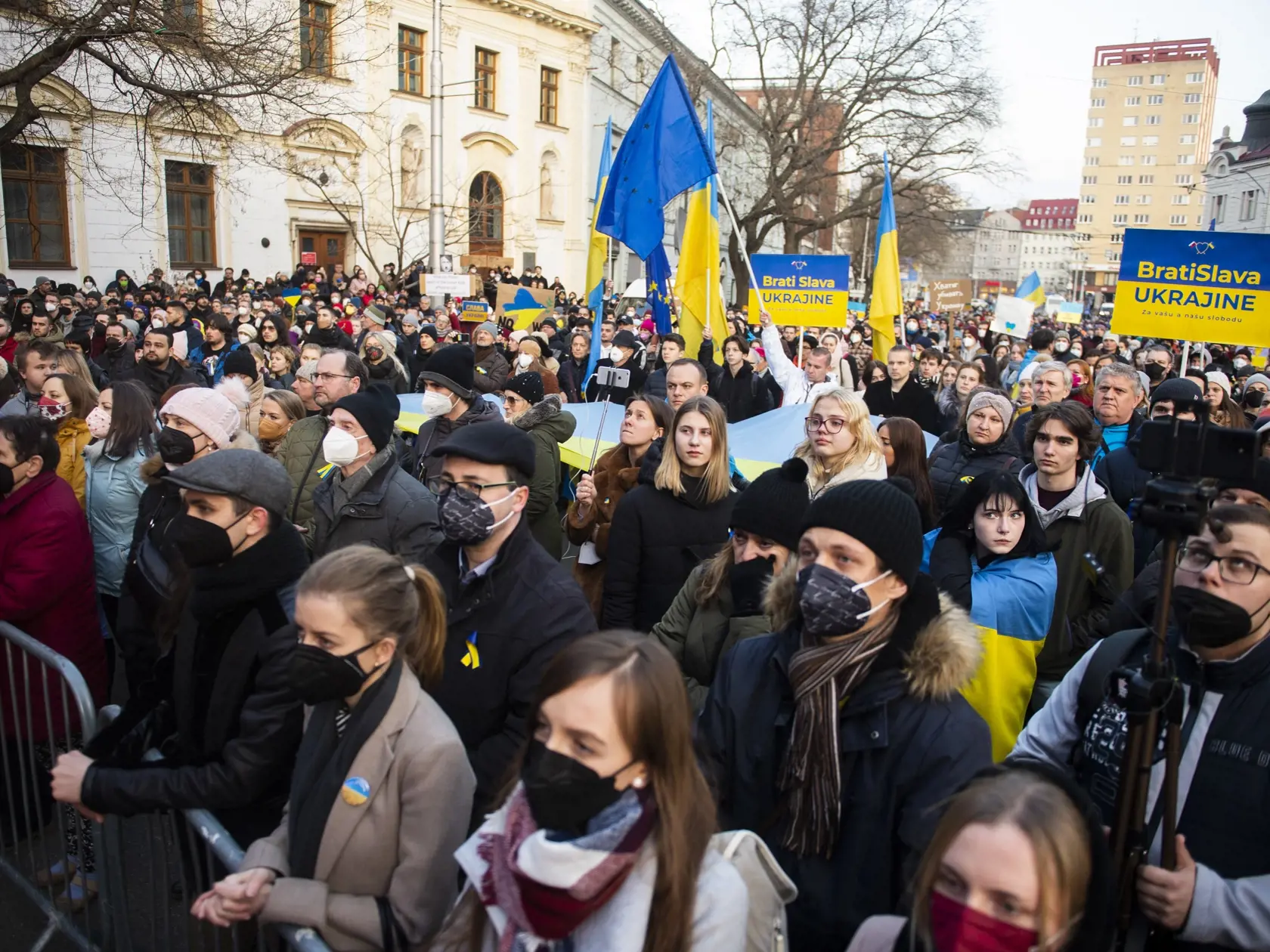 Na snímke účastníci protestného zhromaždenia  Mier na Ukrajine na Námestí SNP 4. marca 2022 v Bratislave. FOTO TASR - Jakub Kotian