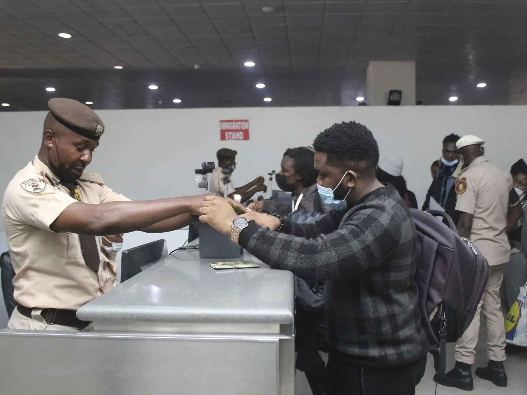 JB 6 Abuja - Nigérijskí študenti, ktorí boli evakuovaní z Ukrajiny po ruskej invázii prichádzajú na medzinárodné letisko Nnamdi Azikiwe v Abuji 4. marca 2022. Do Nigérie sa v piatok vrátila prvá skupina občanov, ktorí utiekli z Ukrajiny pred ruskou vojenskou inváziou. Do krajiny sa vrátilo 415 občanov, z ktorých väčšinu tvorili študenti. TASR prevzala správu od agentúry AFP. Nigérijský minister zahraničných vecí Geoffrey Onyeama informoval, že pred vypuknutím konfliktu sa na Ukrajine nachádzalo 