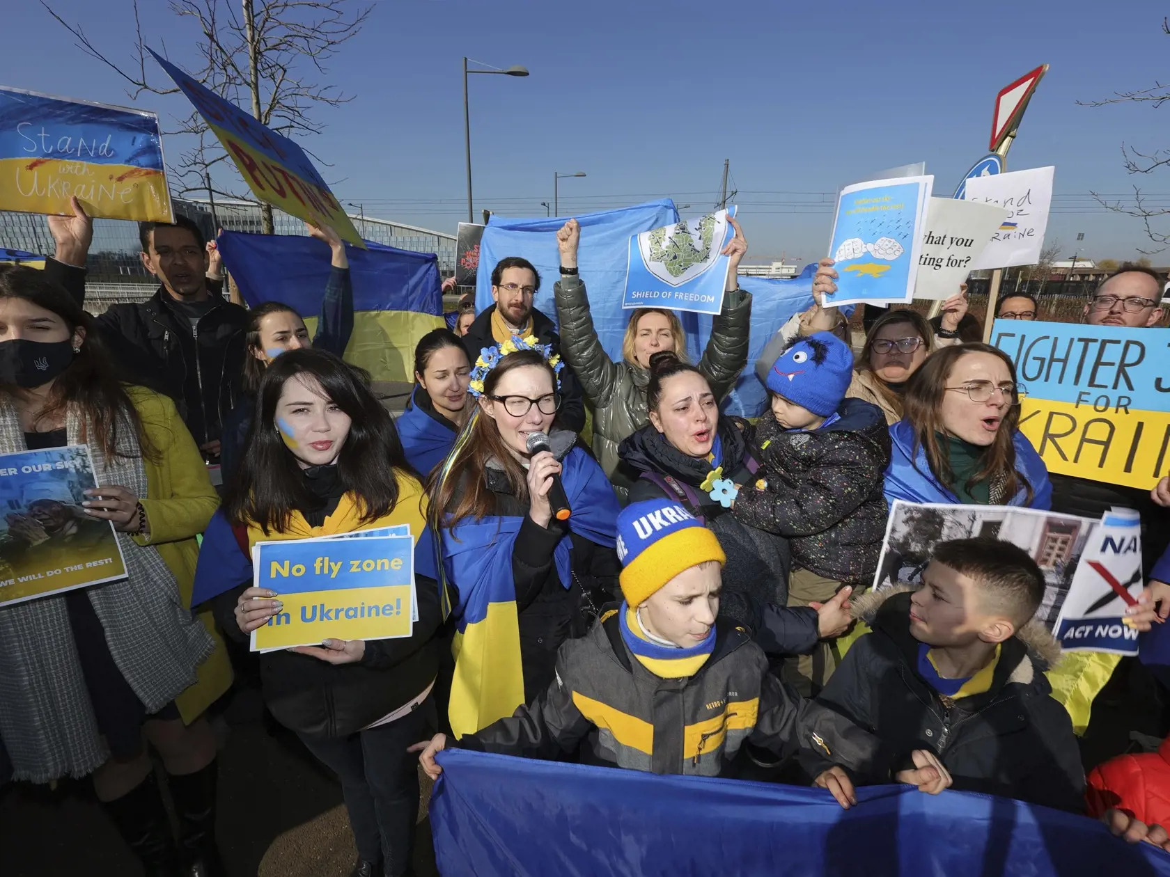JB 2 Brusel - Demonštranti mávajú zástavami a nápismi počas protestného zhromaždenia proti ruskej invázii na Ukrajine pred mimoriadnym zasadnutím ministrov zahraničných vecí NATO v sídle NATO v Bruseli 4. marca 2022. Mimoriadne zasadnutie Severoatlantickej rady (NAC) na úrovni ministrov zahraničných vecí sa v piatok dopoludnia začalo v bruselskom sídle Severoatlantickej aliancie (NATO). Rokovania sa týkajú krízy, ktorú vyvolala ruská invázia na Ukrajine, informuje spravodajca TASR na základe vyh