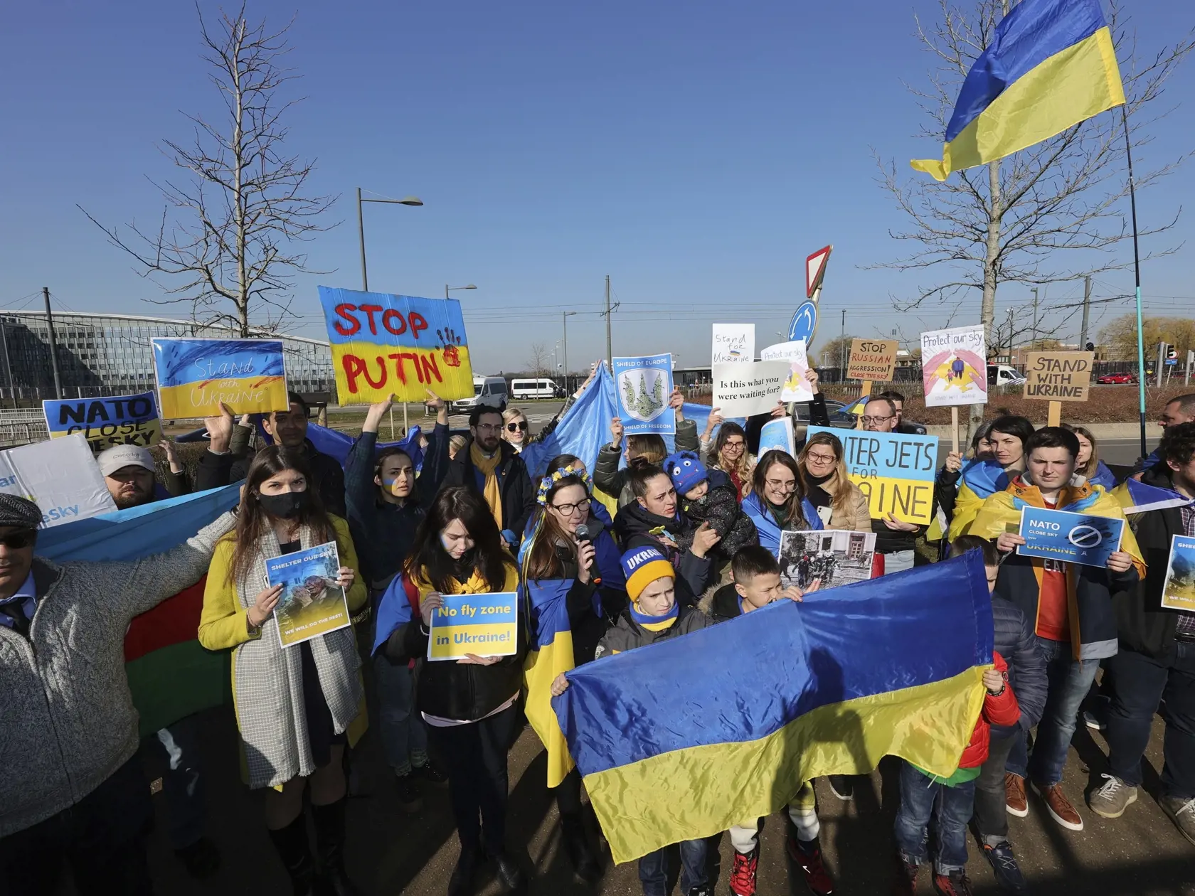 JB 1 Brusel - Demonštranti mávajú zástavami a nápismi počas protestného zhromaždenia proti ruskej invázii na Ukrajine pred mimoriadnym zasadnutím ministrov zahraničných vecí NATO v sídle NATO v Bruseli 4. marca 2022. Mimoriadne zasadnutie Severoatlantickej rady (NAC) na úrovni ministrov zahraničných vecí sa v piatok dopoludnia začalo v bruselskom sídle Severoatlantickej aliancie (NATO). Rokovania sa týkajú krízy, ktorú vyvolala ruská invázia na Ukrajine, informuje spravodajca TASR na základe vyh