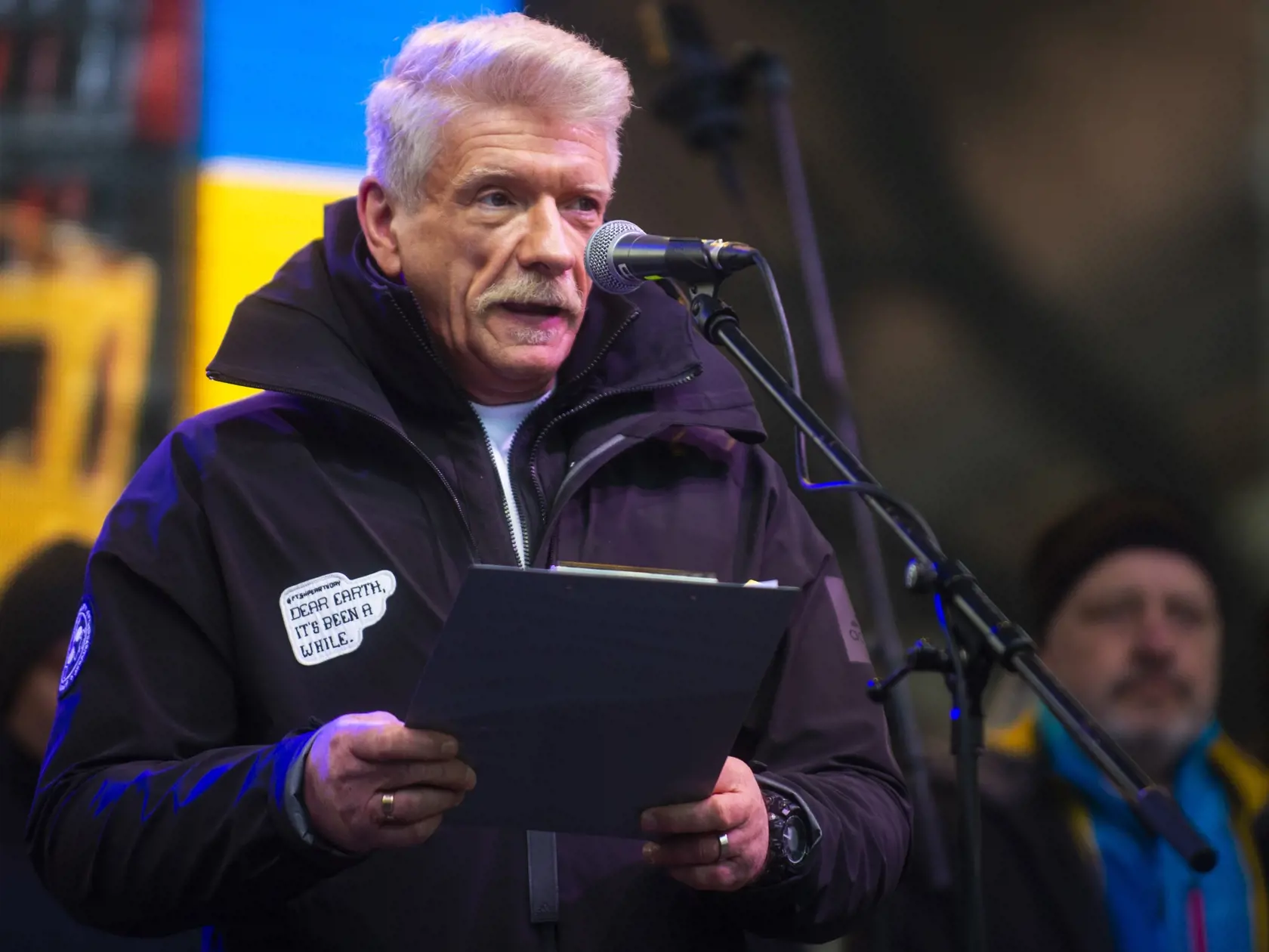 Na snímke herec Richard Stanke počas protestného zhromaždenia Mier na Ukrajine na Námestí SNP 4. marca 2022 v Bratislave. FOTO TASR - Jakub Kotian
