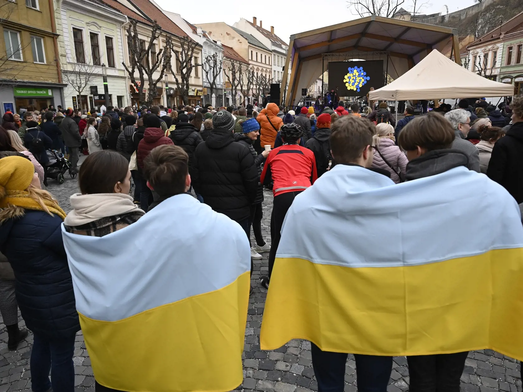 Návštevníci sledujú koncert Trenčín pre Ukrajinu v Trenčíne, 3. marca 2022. Podujatie v Trenčíne je prvým zo série siedmich Koncertov pre Ukrajinu, ktoré skoordinovala Hudobná únia Slovenska. V nedeľu 6. marca budú nasledovať koncerty v Prešove, Košiciach, Banskej Bystrici, Žiline, Trnave a Nitre. FOTO TASR - Radovan Stoklasa