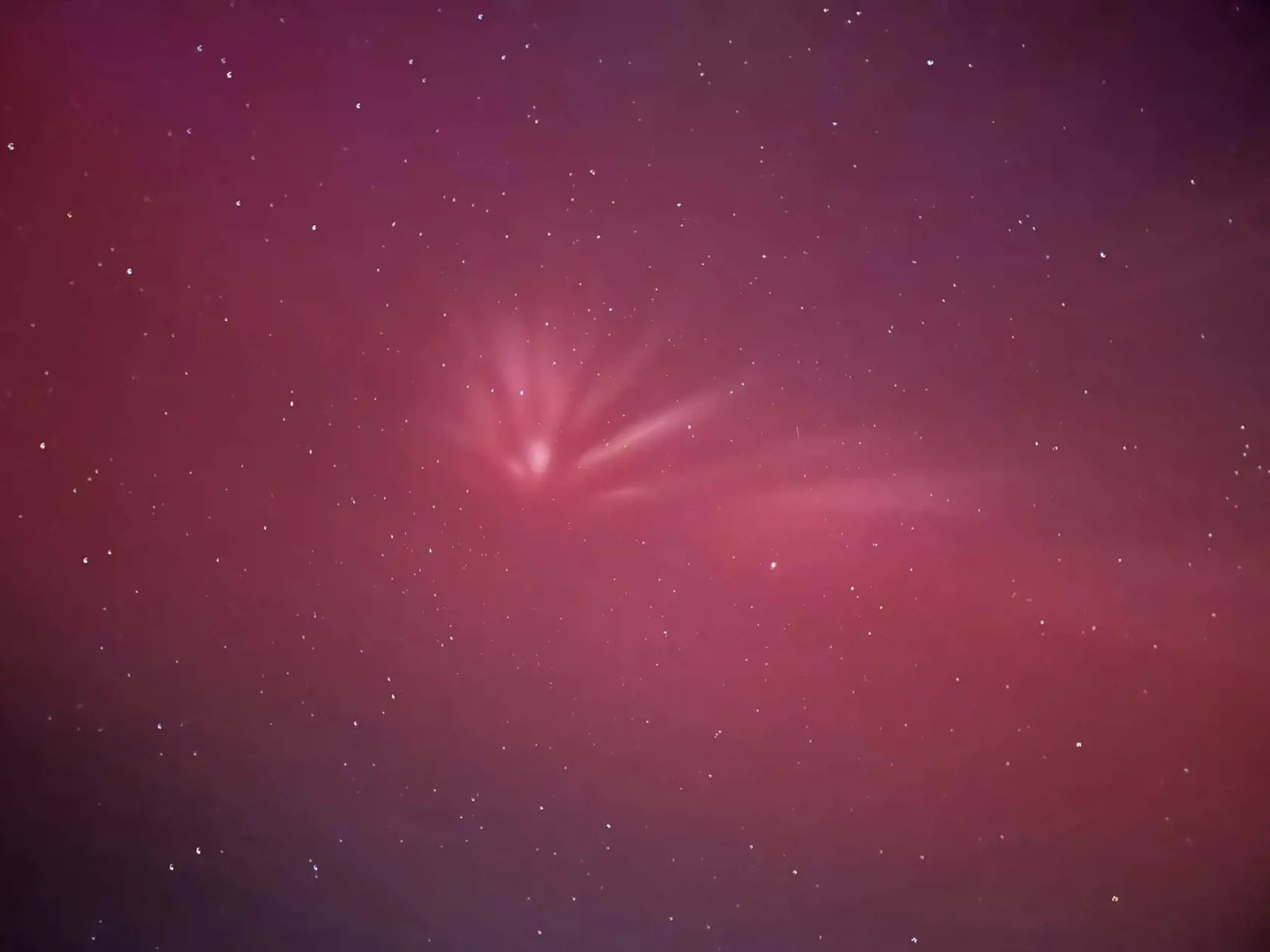 Polárna žiara nad mestom Šaštín-Stráže.