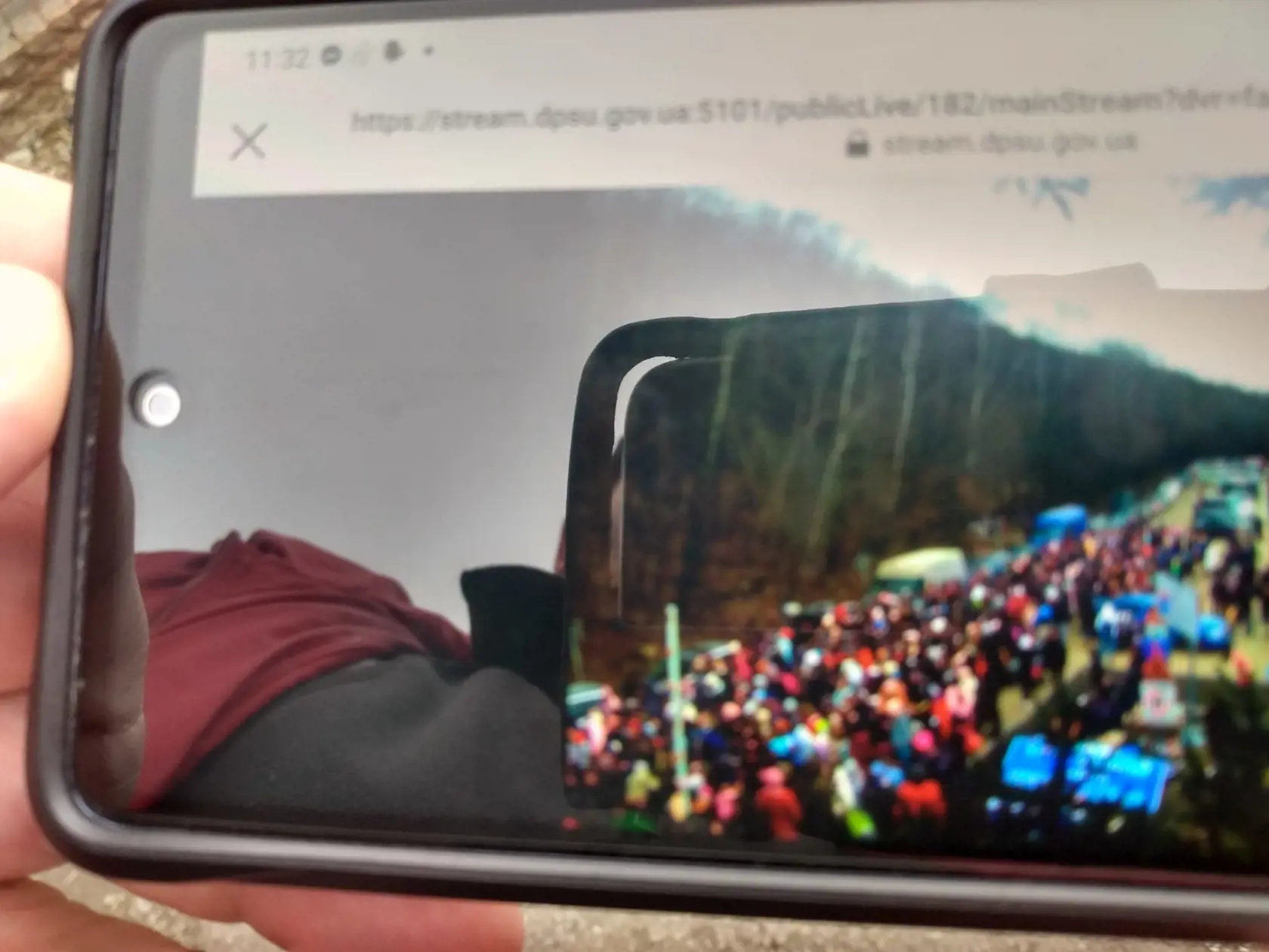 Odraz v  okne auta zachytáva situáciu na hraničnom priechode vo Vyšnom Nemeckom z ukrajinskej strany. Utečenci hľadajú pomoc za hranicami Ukrajiny.