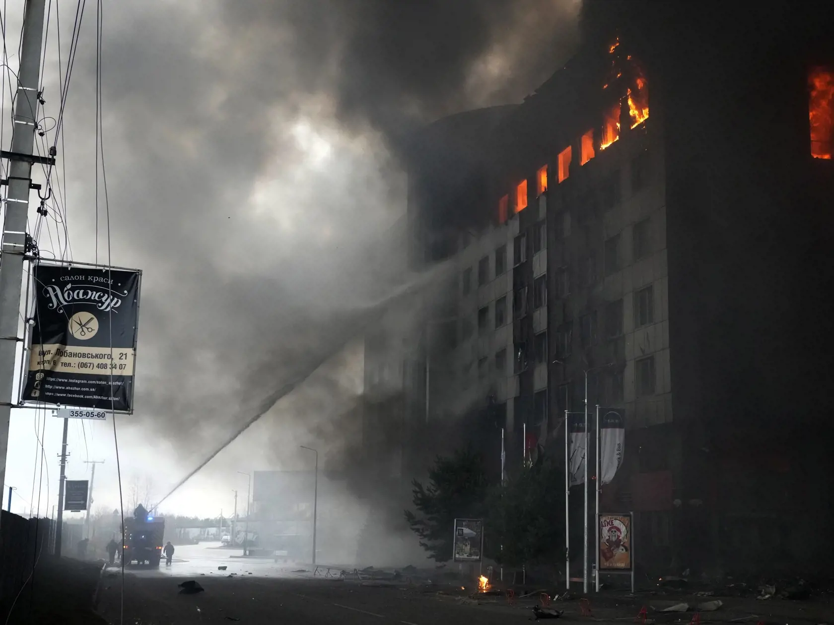 KK21 Kyjev - Na snímke hasiči hasia budovu po ostreľovaní v Kyjeve 3. marca 2022. FOTO TASR/AP
Firefighters hose down a burning building after bombing in Kyiv, Ukraine, Thursday, March 3, 2022. (AP Photo/Efrem Lukatsky)