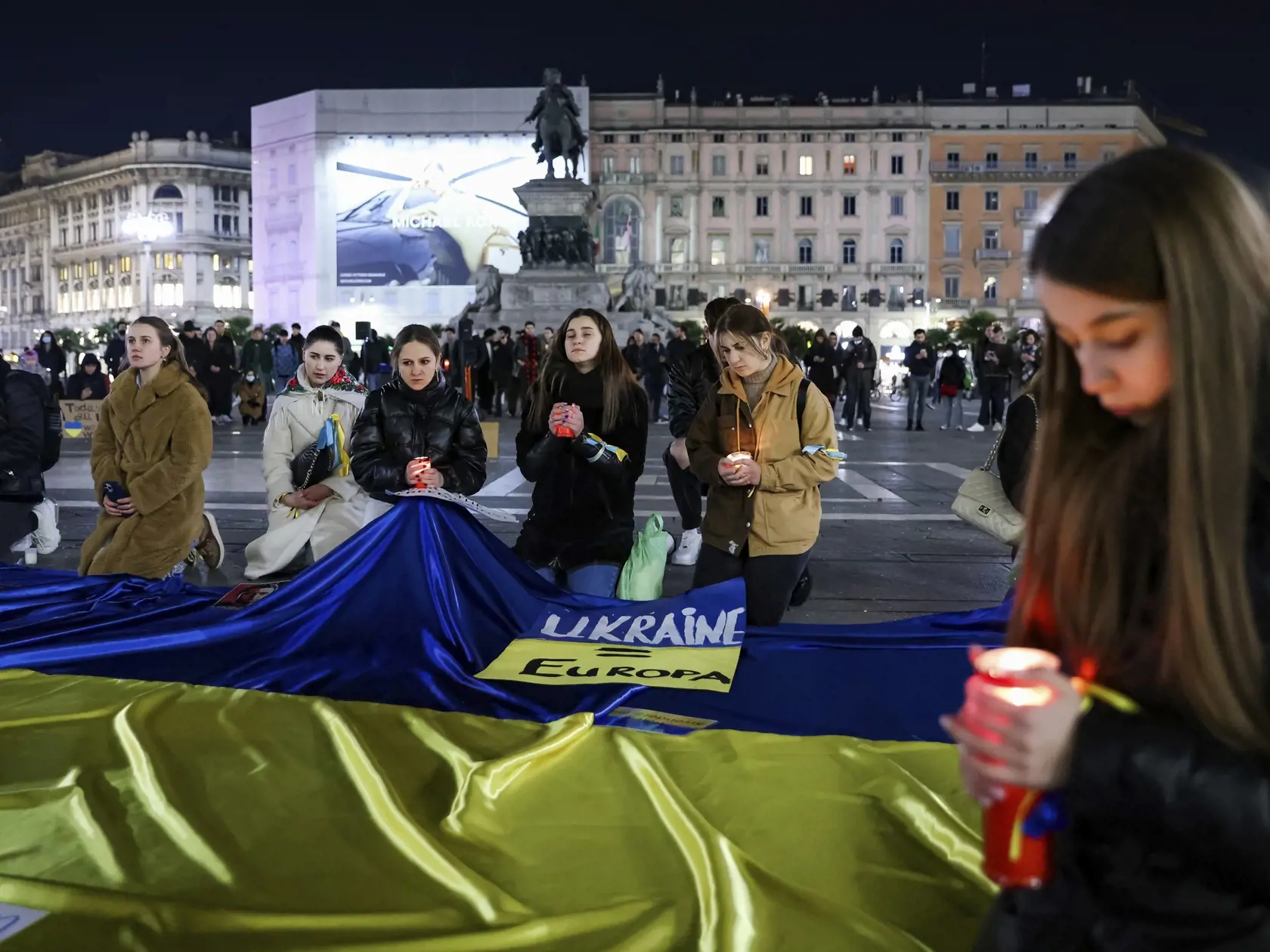 KK13 Miláno - Ľudia počas protestného zhromaždenia proti ruskej invázii na Ukrajine na milánskom námestí Piazza Duomo 1. marca 2022. FOTO TASR/AP
People attend a demonstration against Russia's invasion of Ukraine in Piazza Duomo in Milan, Italy, Tuesday, March 1, 2022. (Alessandro Bremec/LaPresse via AP)