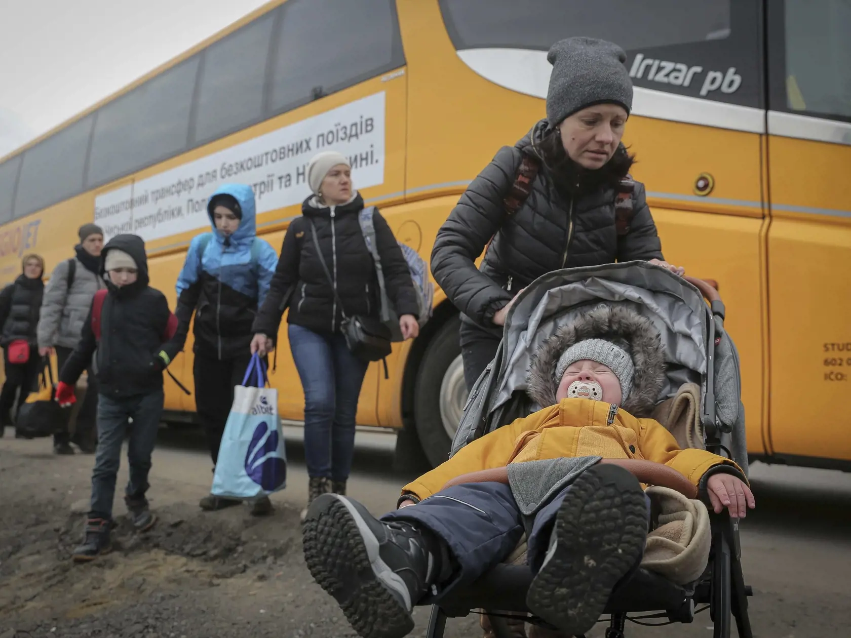 JB 51 Medyka - Ukrajinskí utečenci utekajúci pred vojenským konfliktom na Ukrajine prichádzajú na poľsko-ukrajinský hraničný priechod Medyka na hraniciach s Poľskom 4. marca 2022. Úrad vysokého komisára OSN pre utečencov (UNHCR) v noci na štvrtok uviedol, že od začiatku ruskej invázie ušlo z Ukrajiny pred vojnou už vyše milión ľudí. Informovala o tom agentúra AP, podľa ktorej ide zrejme o najrýchlejšie stúpajúci počet ľudí utekajúcich z jednej krajiny v tomto storočí.       Tento údaj tohto úrad