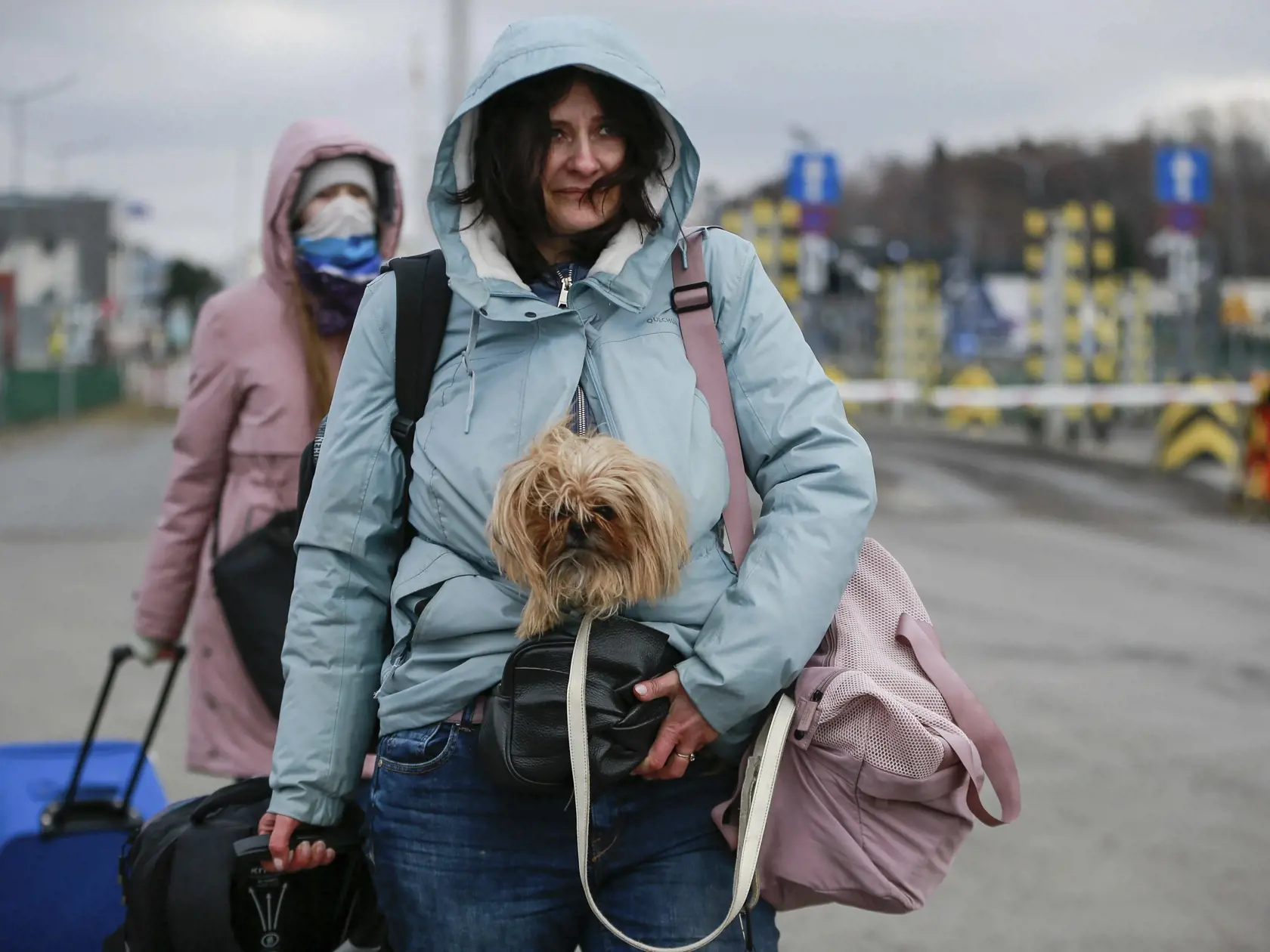 JB 3 Medyka - Utečenci utekajúci pred vojenským konfliktom na Ukrajine prichádzajú na poľsko -ukrajinský hraničný priechod Medyka na hraniciach s Poľskom 28. februára 2022. Prinajmenšom 250.000 Ukrajincov je momentálne na poľských hraniciach. Väčšinu z nich predstavujú ženy a deti. Povedal to v pondelok vedúci kancelárie poľského premiéra Michal Dworczyk v rozhovore pre rozhlasovú stanicu RMF FM. Hovorca uviedol, že rady na hraniciach sú "obrovské". Predchádzajúce odhady hovorili, že útočisko v 